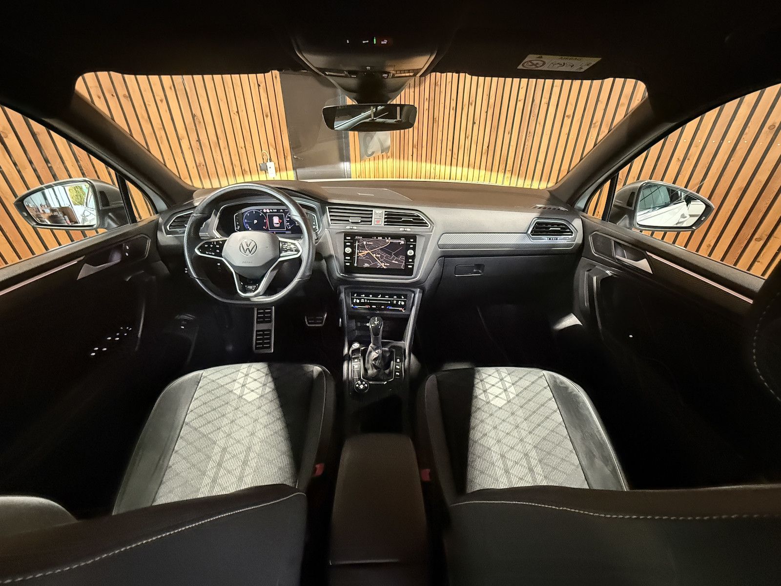 Fahrzeugabbildung Volkswagen Tiguan Allspace 2,0TDI R-Line 4M Matrix*AHK*Pano