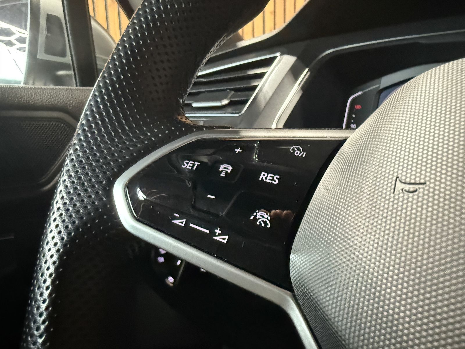 Fahrzeugabbildung Volkswagen Tiguan Allspace 2,0TDI R-Line 4M Matrix*AHK*Pano