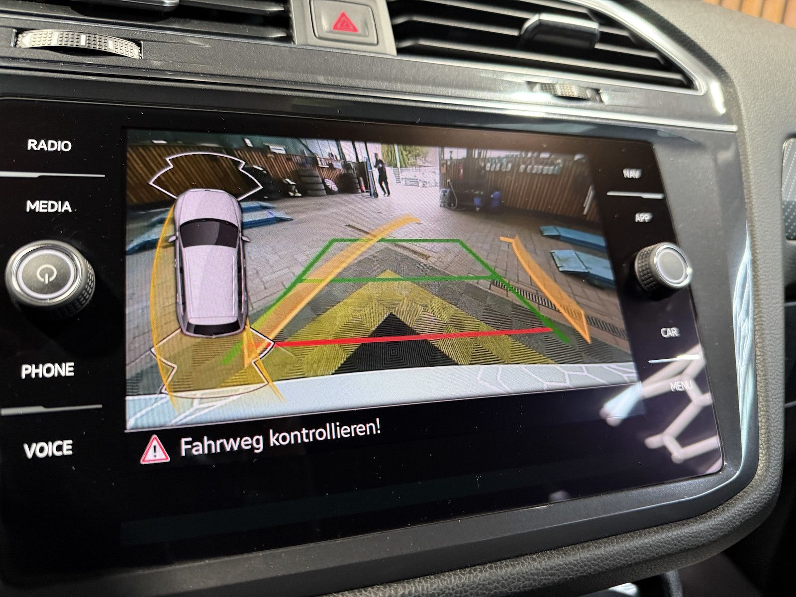 Fahrzeugabbildung Volkswagen Tiguan Allspace 2,0TDI R-Line 4M Matrix*AHK*Pano