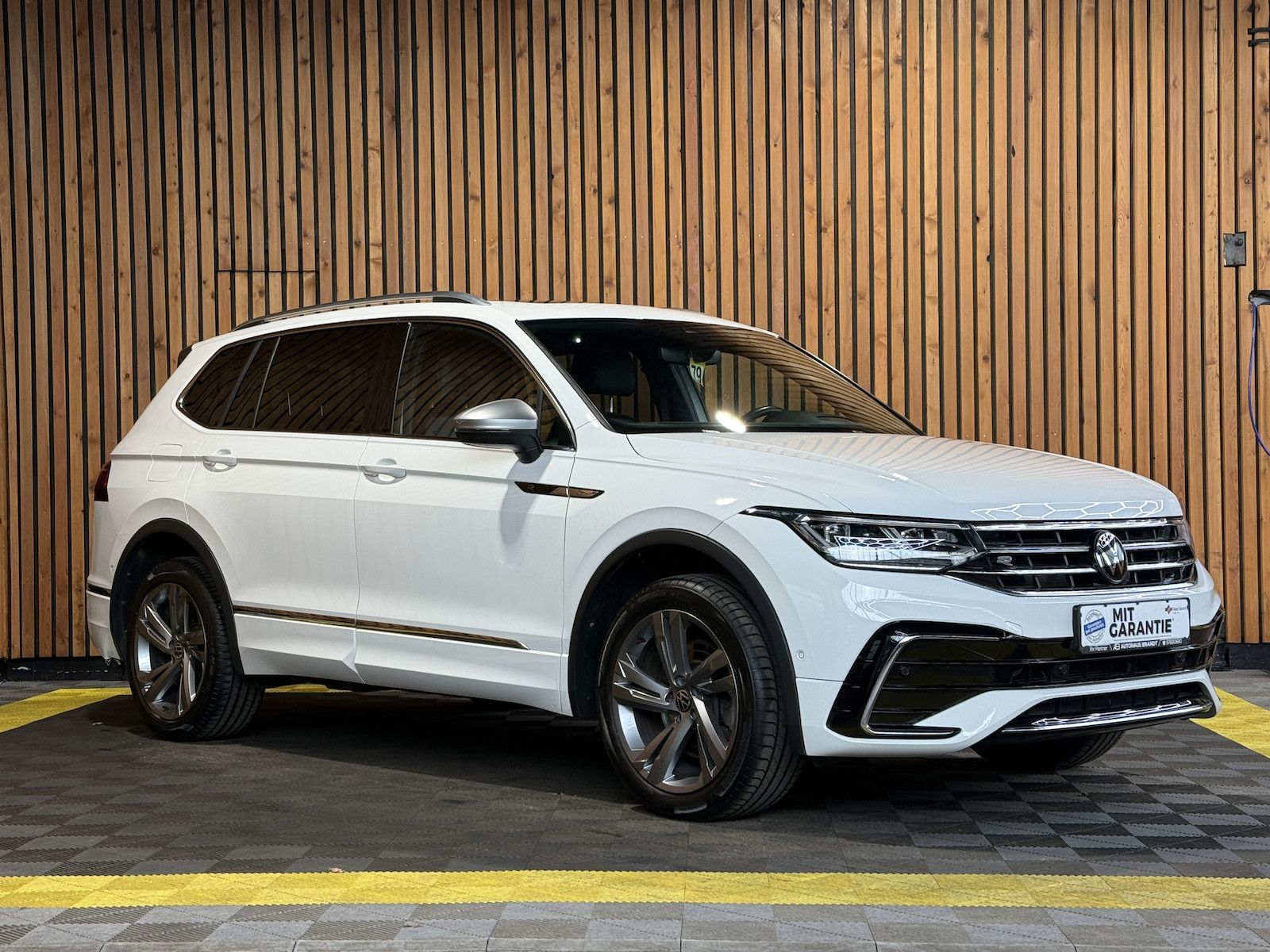 Fahrzeugabbildung Volkswagen Tiguan Allspace 2,0TDI R-Line 4M Matrix*AHK*Pano