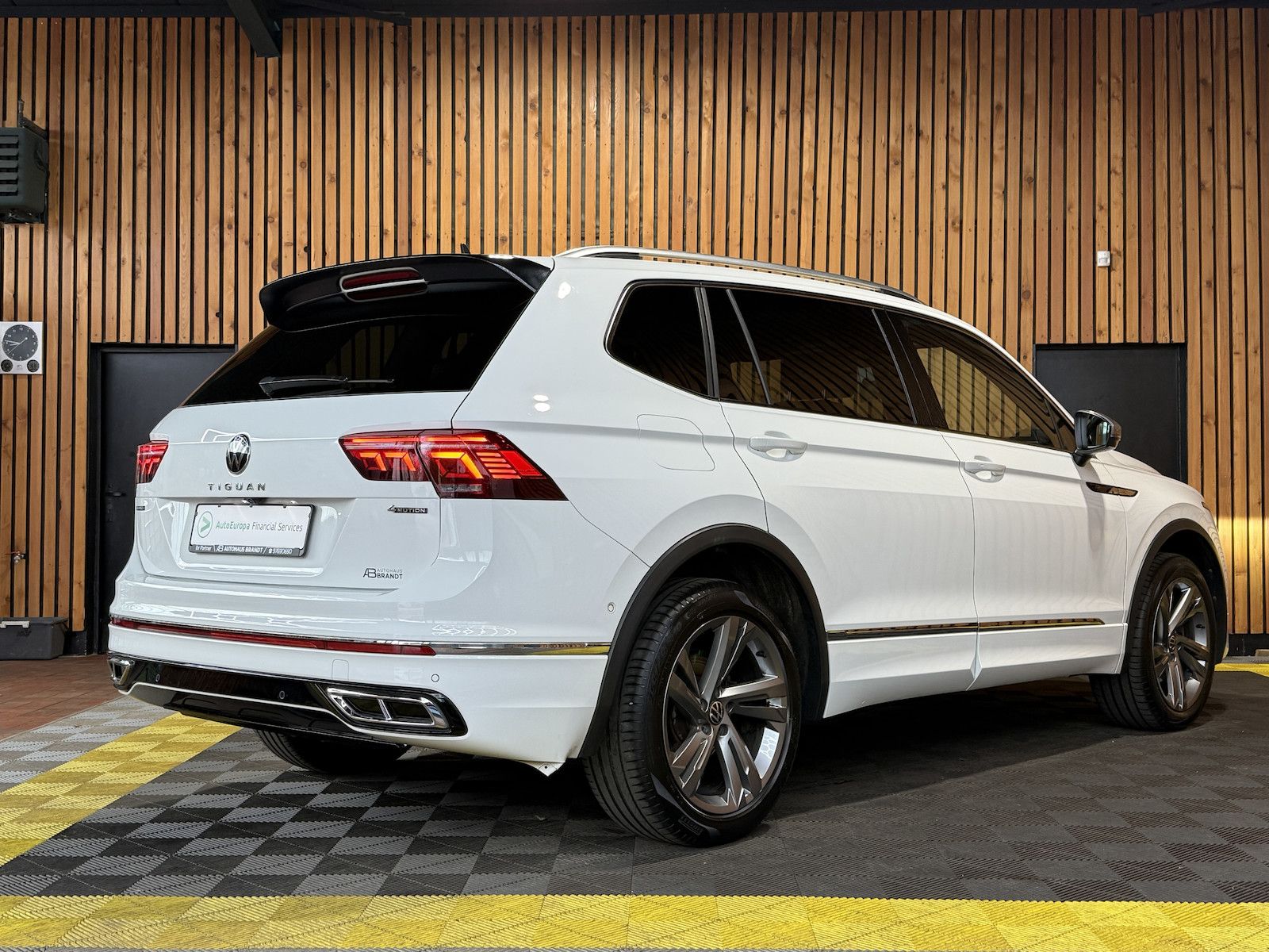 Fahrzeugabbildung Volkswagen Tiguan Allspace 2,0TDI R-Line 4M Matrix*AHK*Pano