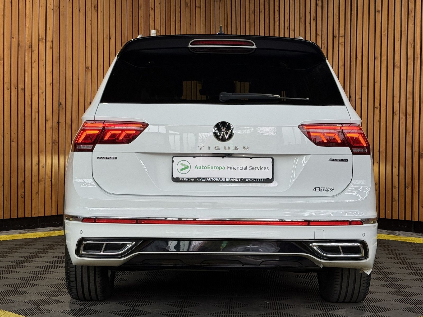 Fahrzeugabbildung Volkswagen Tiguan Allspace 2,0TDI R-Line 4M Matrix*AHK*Pano