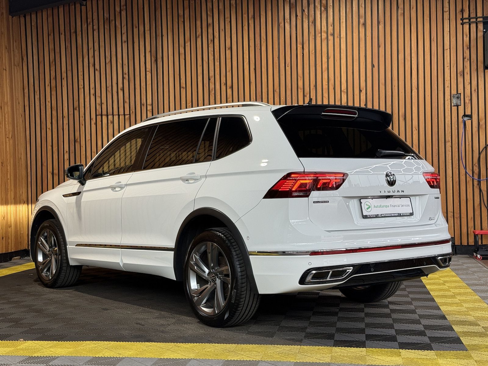 Fahrzeugabbildung Volkswagen Tiguan Allspace 2,0TDI R-Line 4M Matrix*AHK*Pano