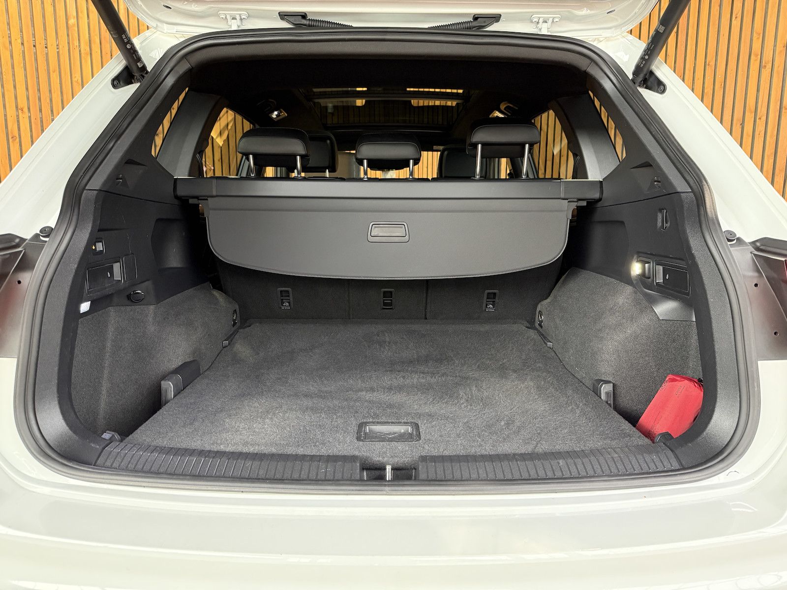 Fahrzeugabbildung Volkswagen Tiguan Allspace 2,0TDI R-Line 4M Matrix*AHK*Pano