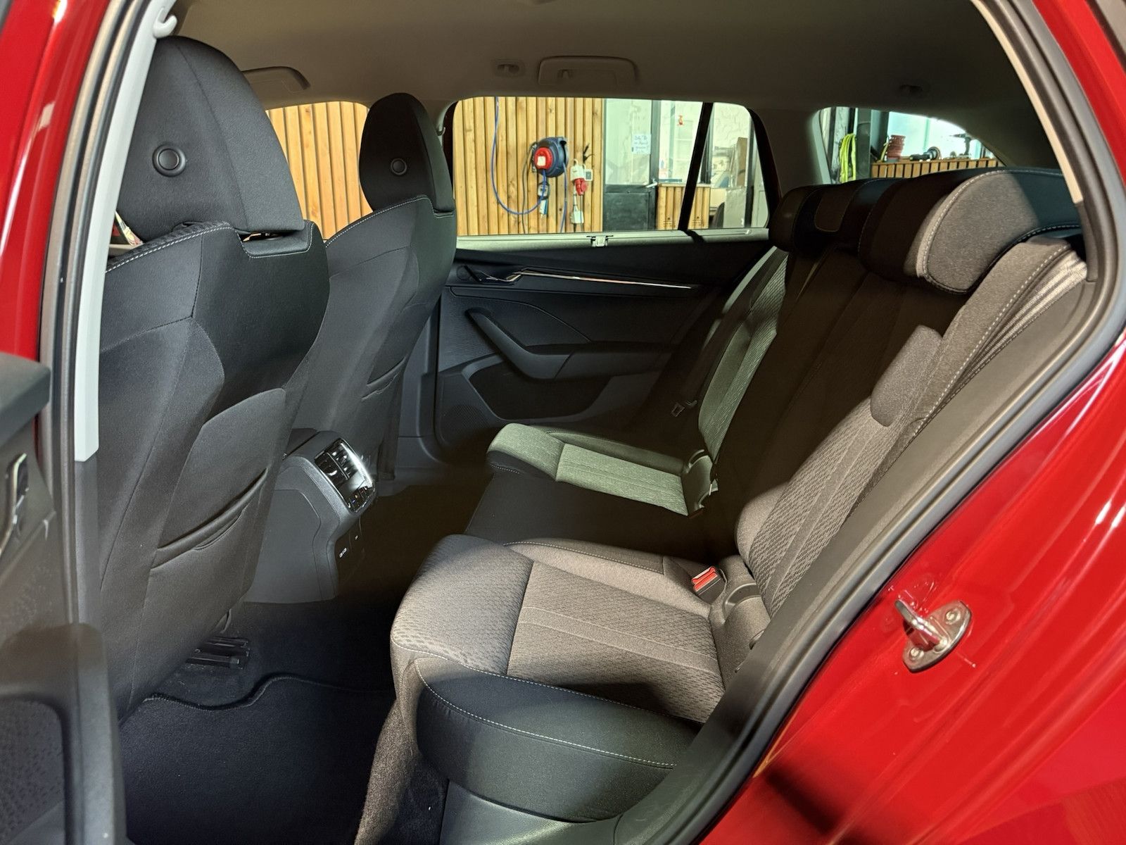 Fahrzeugabbildung SKODA Octavia Combi 1,5 eTSI DSG Navi*LED*ACC*Head*AHK