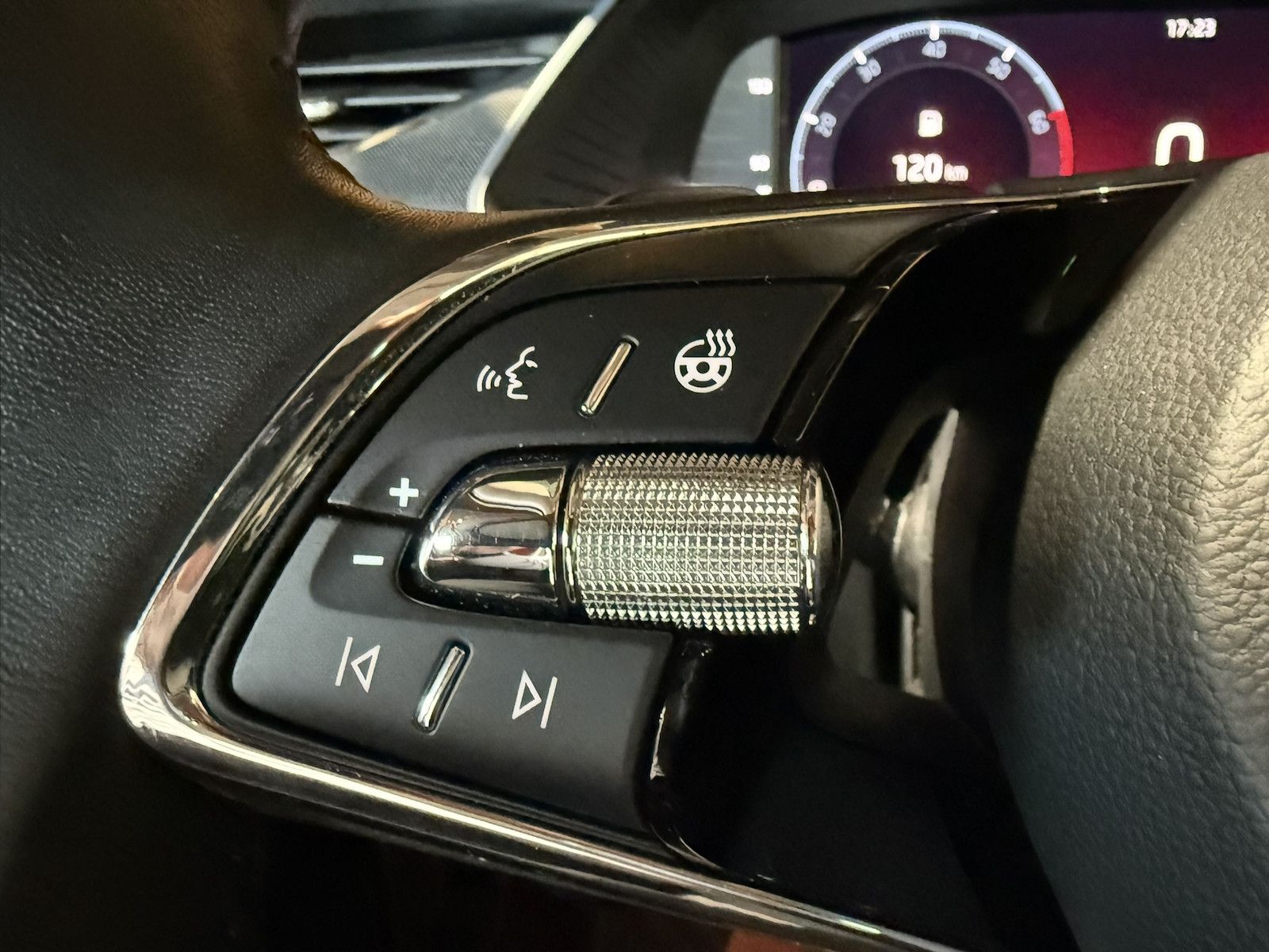 Fahrzeugabbildung SKODA Octavia Combi 1,5 eTSI DSG Navi*LED*ACC*Head*AHK