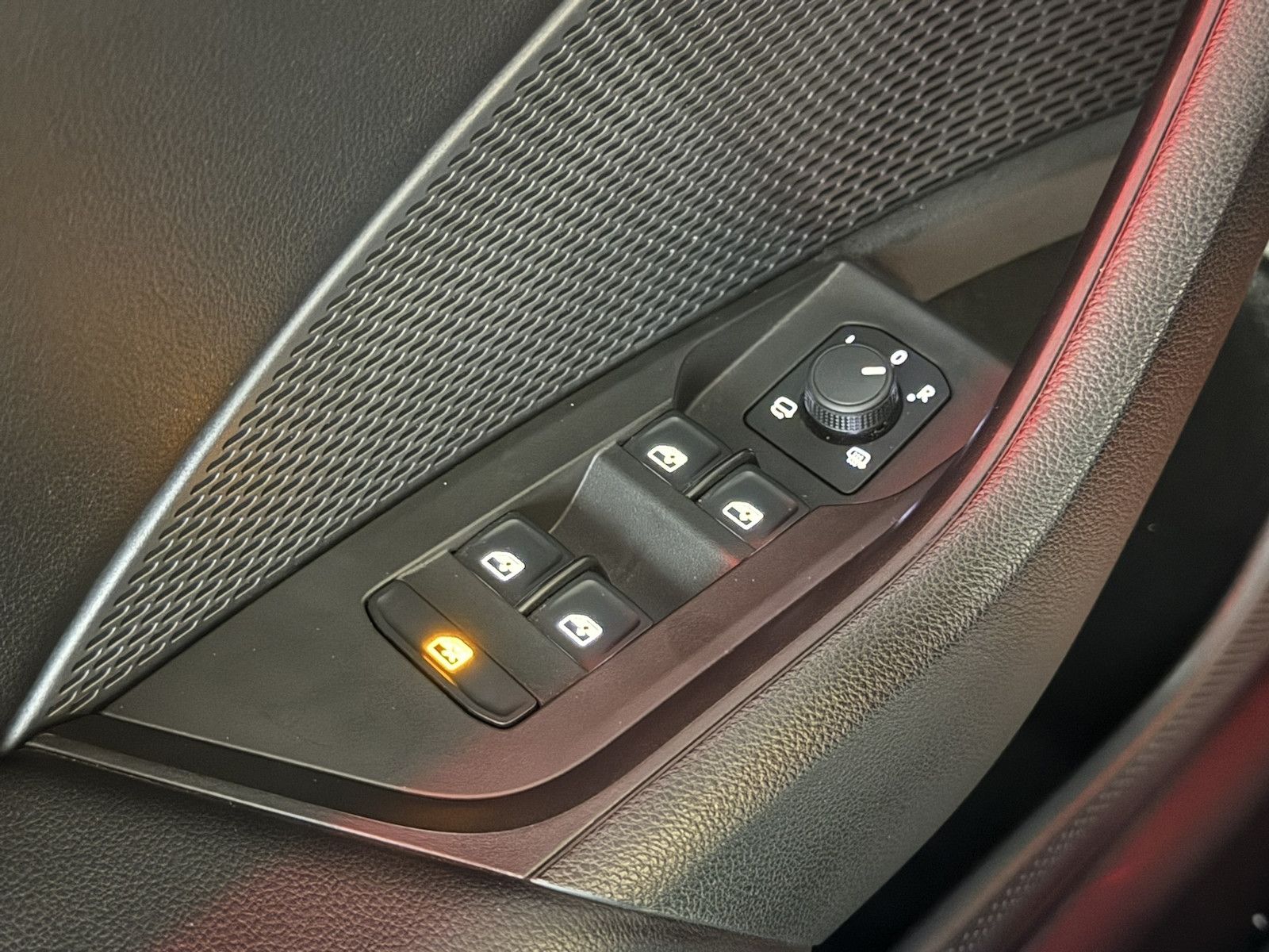 Fahrzeugabbildung SKODA Octavia Combi 1,5 eTSI DSG Navi*LED*ACC*Head*AHK