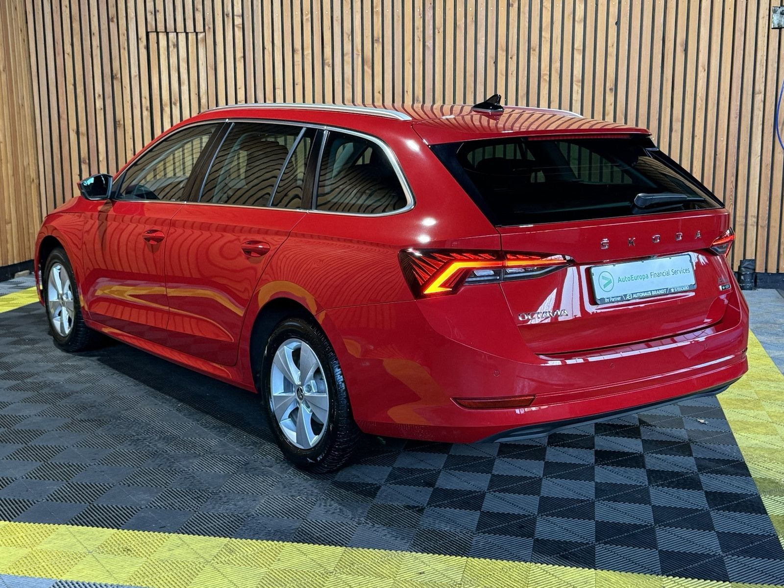 Fahrzeugabbildung SKODA Octavia Combi 1,5 eTSI DSG Navi*LED*ACC*Head*AHK