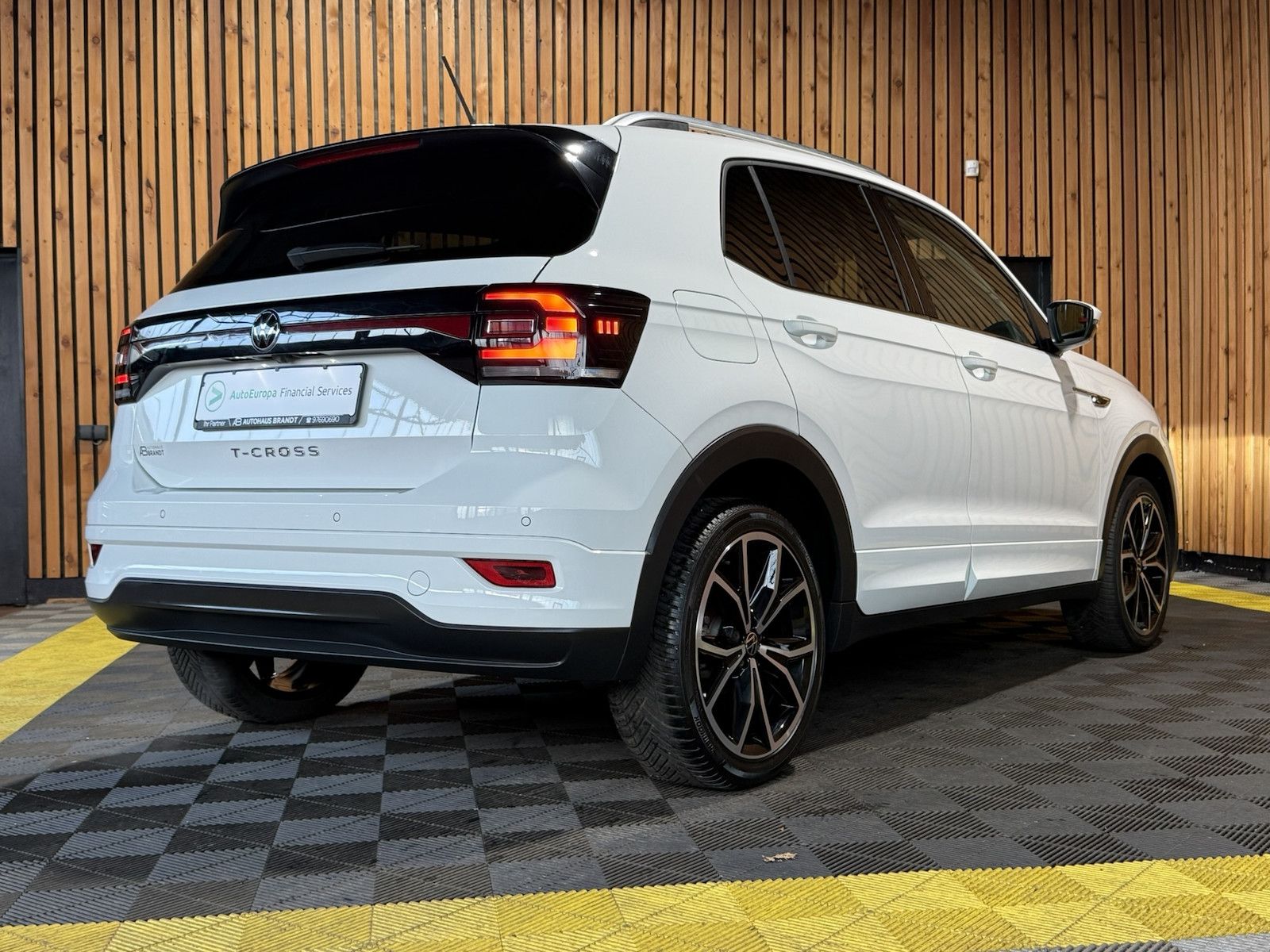 Fahrzeugabbildung Volkswagen T-Cross TSI DSG R-Line *Navi*LED*Alu*Kam*App*