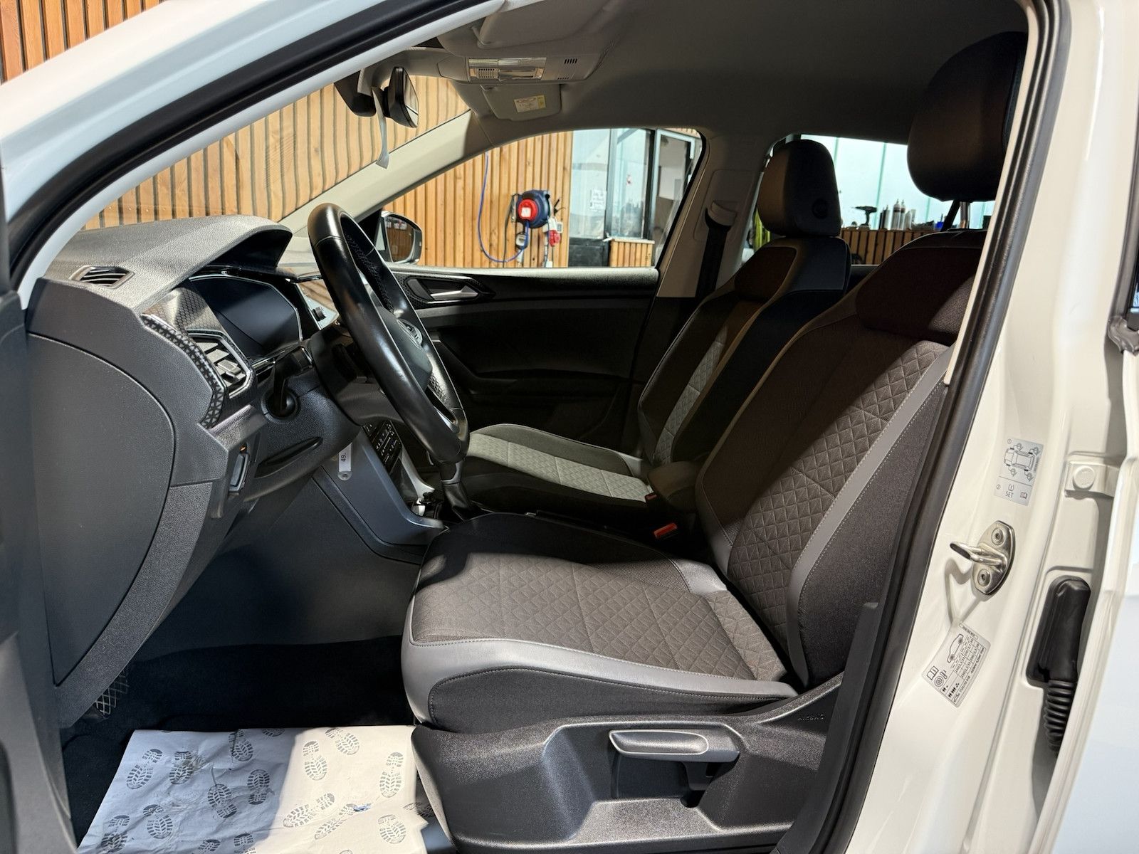 Fahrzeugabbildung Volkswagen T-Cross TSI DSG R-Line *Navi*LED*Alu*Kam*App*