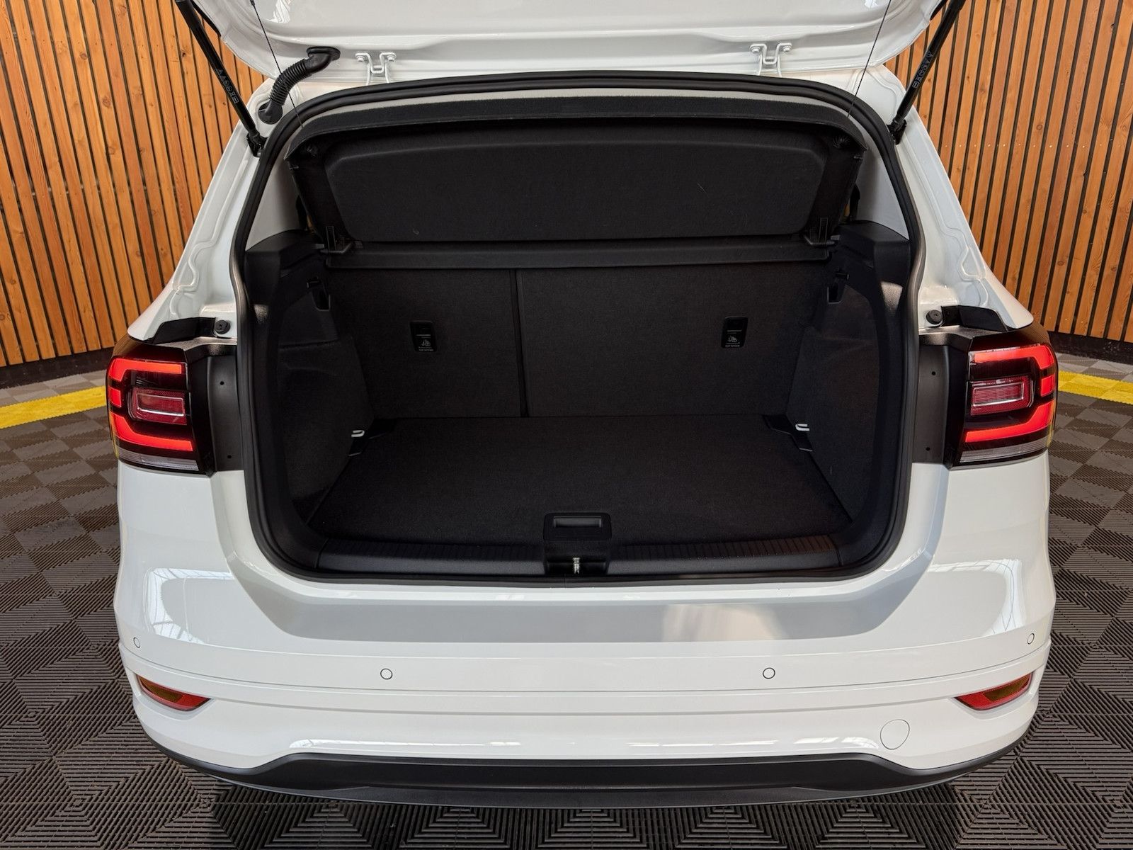 Fahrzeugabbildung Volkswagen T-Cross TSI DSG R-Line *Navi*LED*Alu*Kam*App*