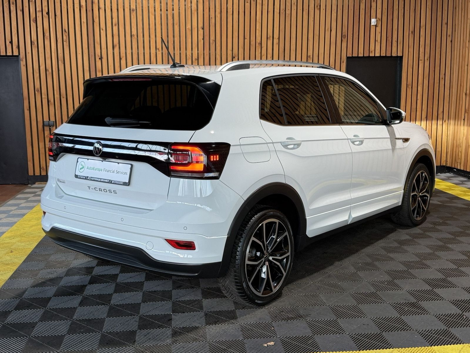 Fahrzeugabbildung Volkswagen T-Cross TSI DSG R-Line *Navi*LED*Alu*Kam*App*