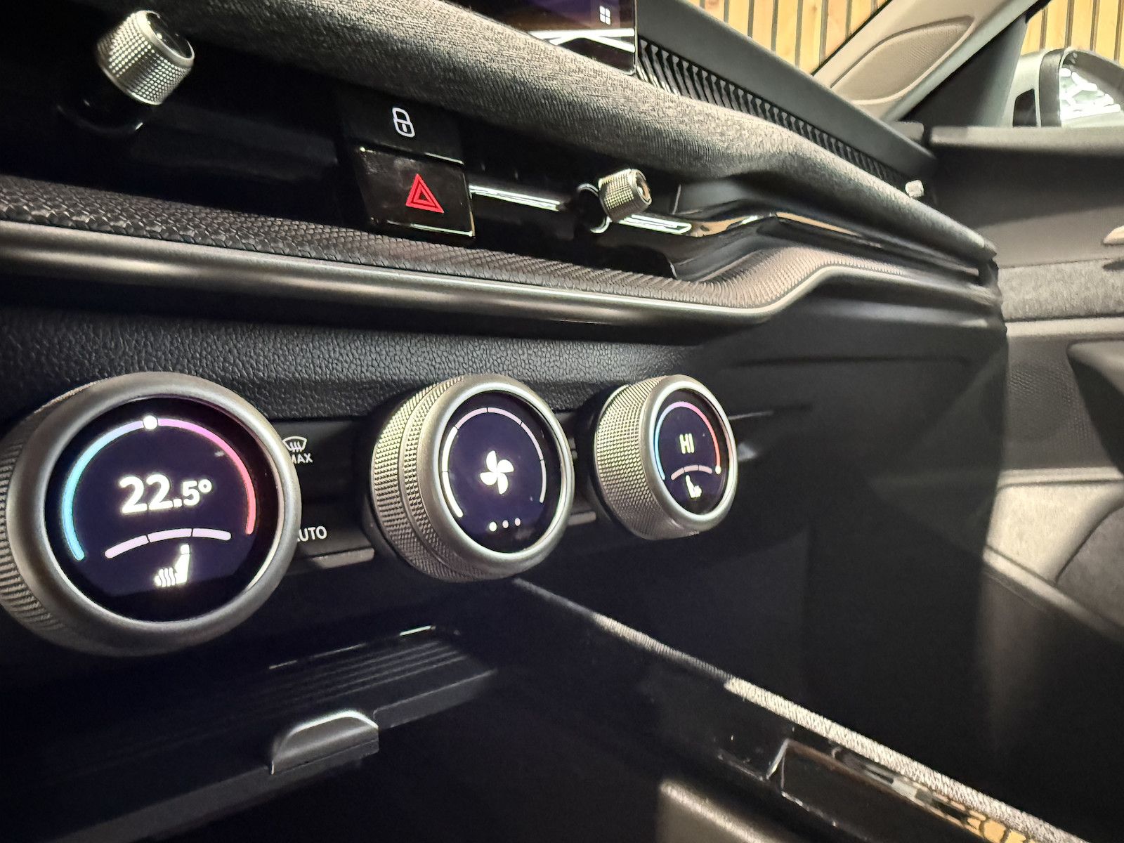 Fahrzeugabbildung SKODA Superb Combi TDI DSG n.Modell *Navi*Kam*AHK*LED*
