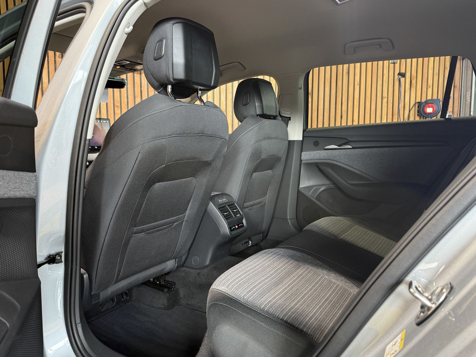 Fahrzeugabbildung SKODA Superb Combi TDI DSG n.Modell *Navi*Kam*AHK*LED*