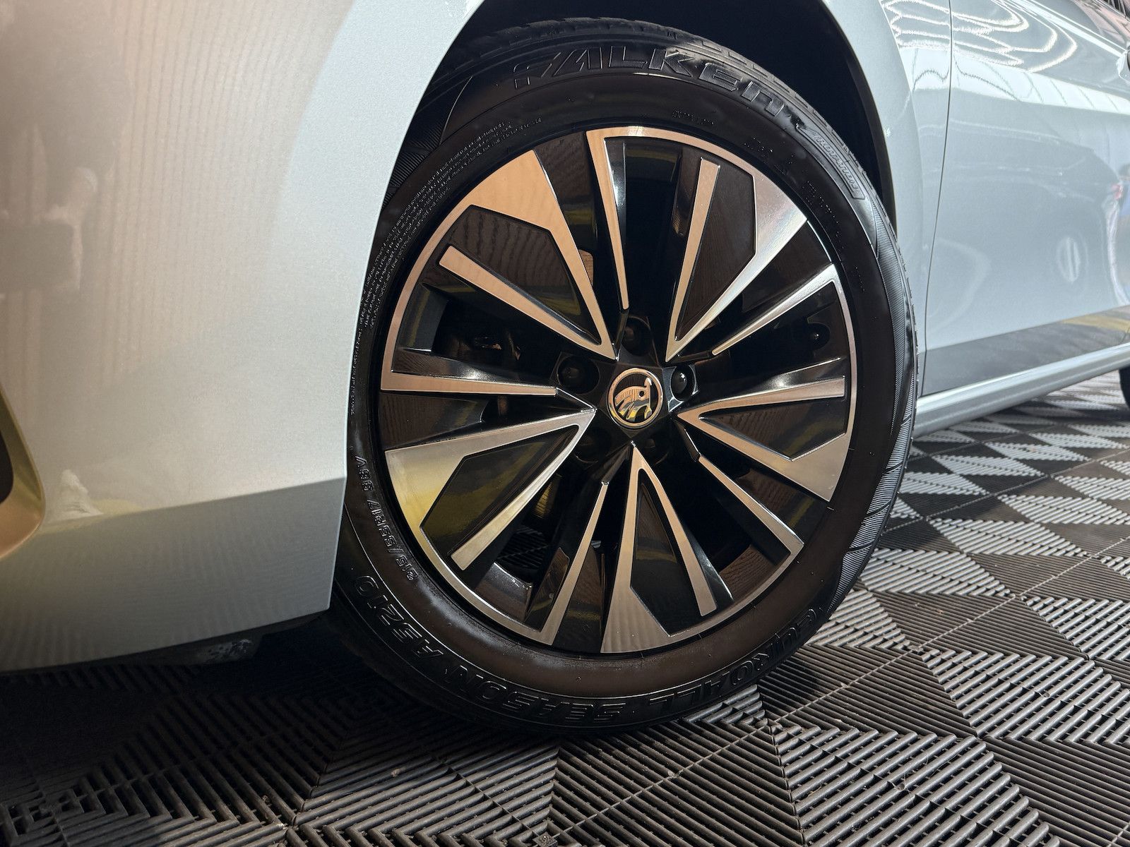 Fahrzeugabbildung SKODA Superb Combi TDI DSG n.Modell *Navi*Kam*AHK*LED*