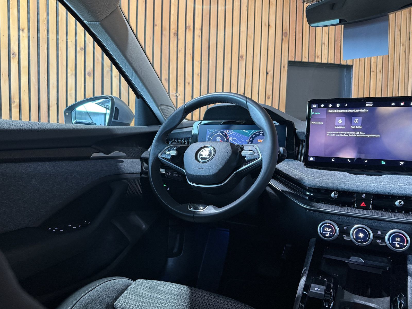 Fahrzeugabbildung SKODA Superb Combi TDI DSG n.Modell *Navi*Kam*AHK*LED*