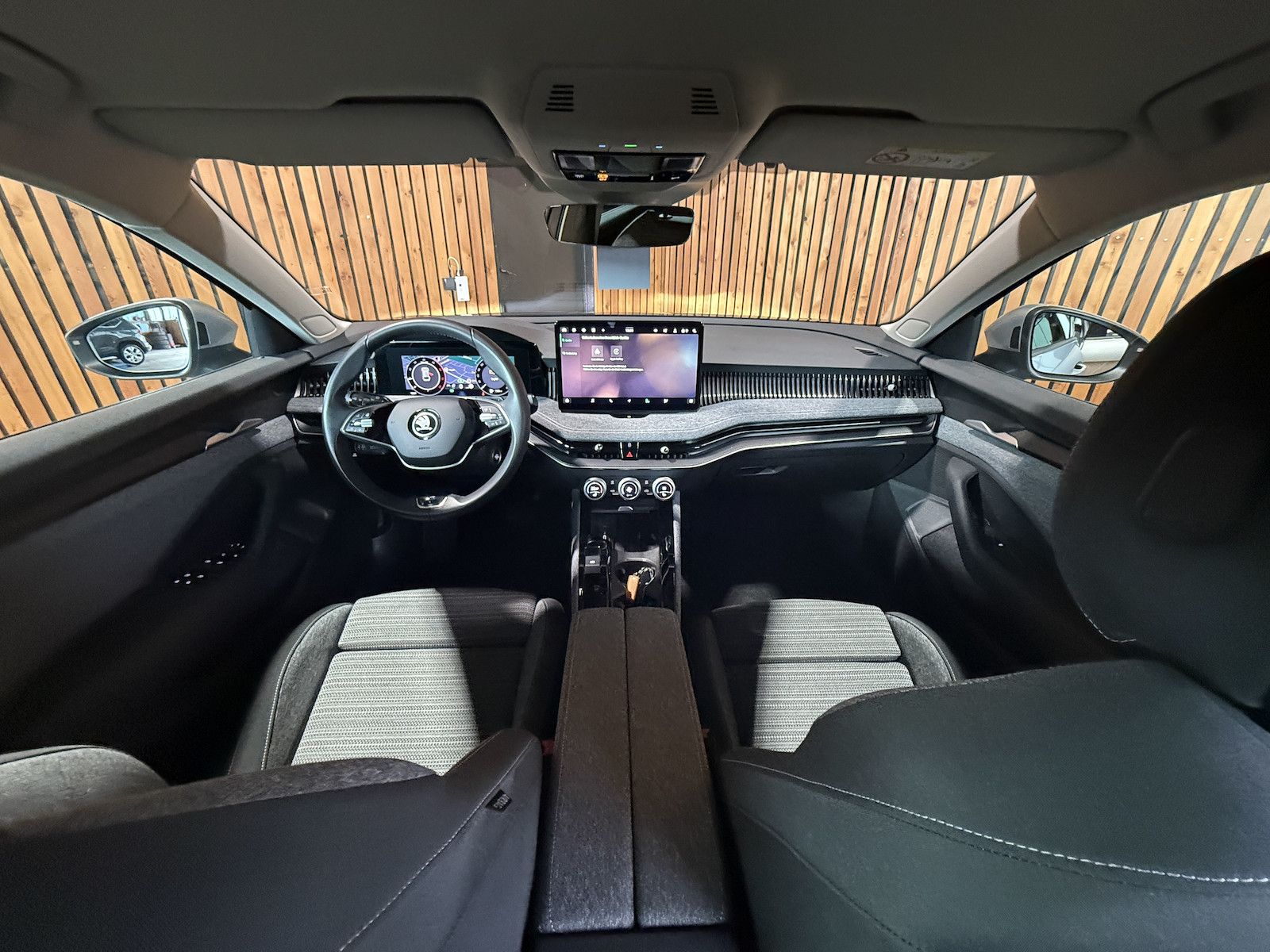 Fahrzeugabbildung SKODA Superb Combi TDI DSG n.Modell *Navi*Kam*AHK*LED*