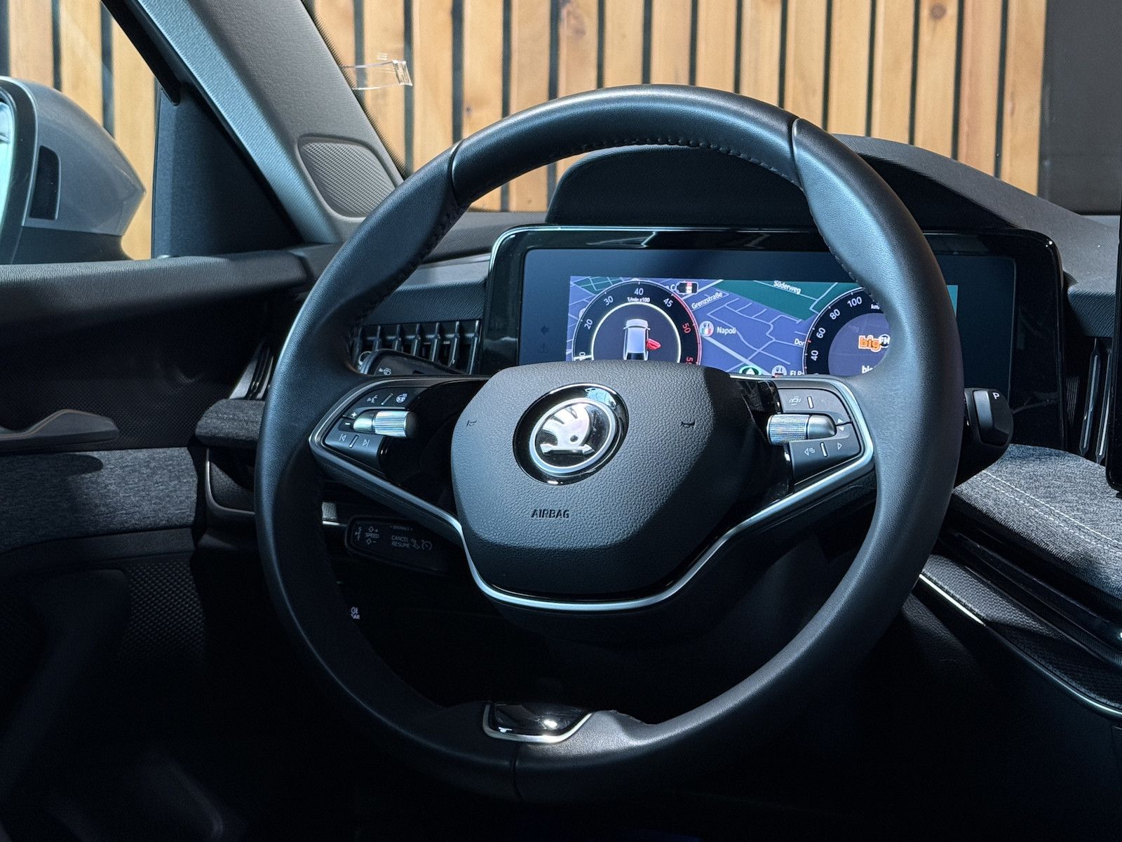 Fahrzeugabbildung SKODA Superb Combi TDI DSG n.Modell *Navi*Kam*AHK*LED*
