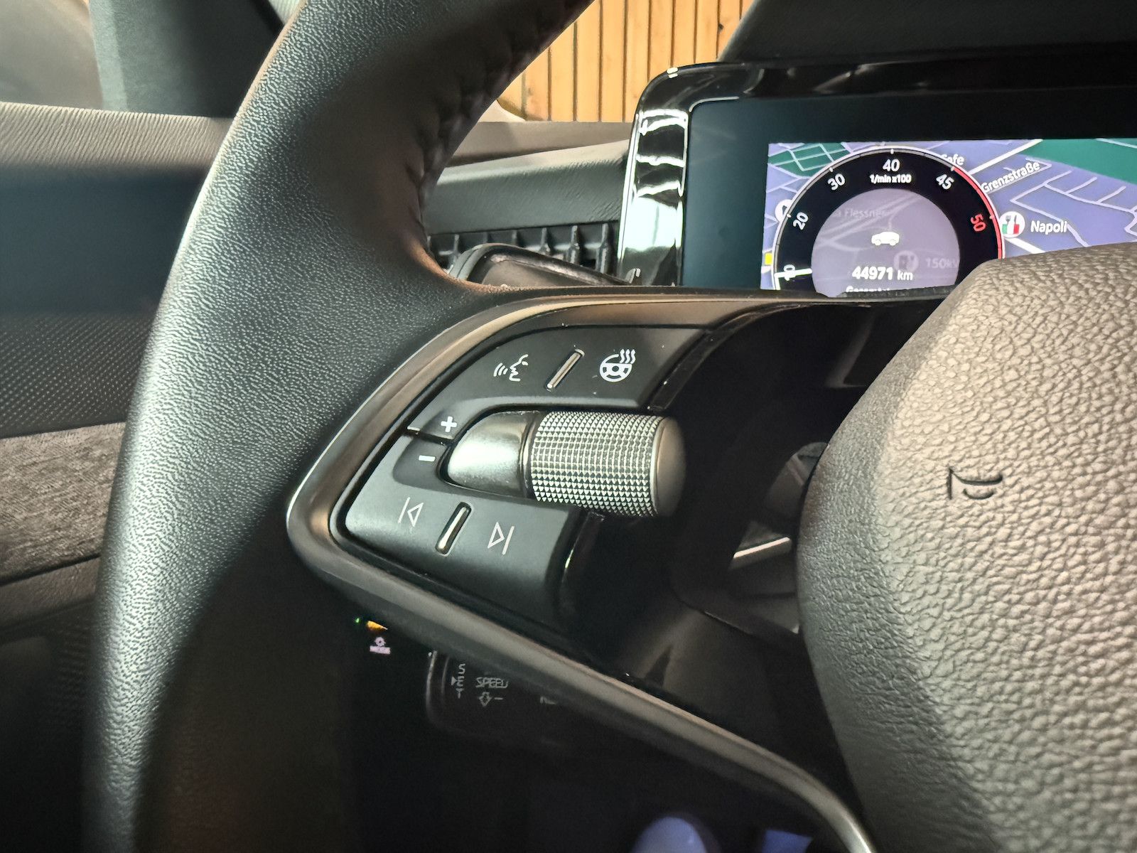 Fahrzeugabbildung SKODA Superb Combi TDI DSG n.Modell *Navi*Kam*AHK*LED*