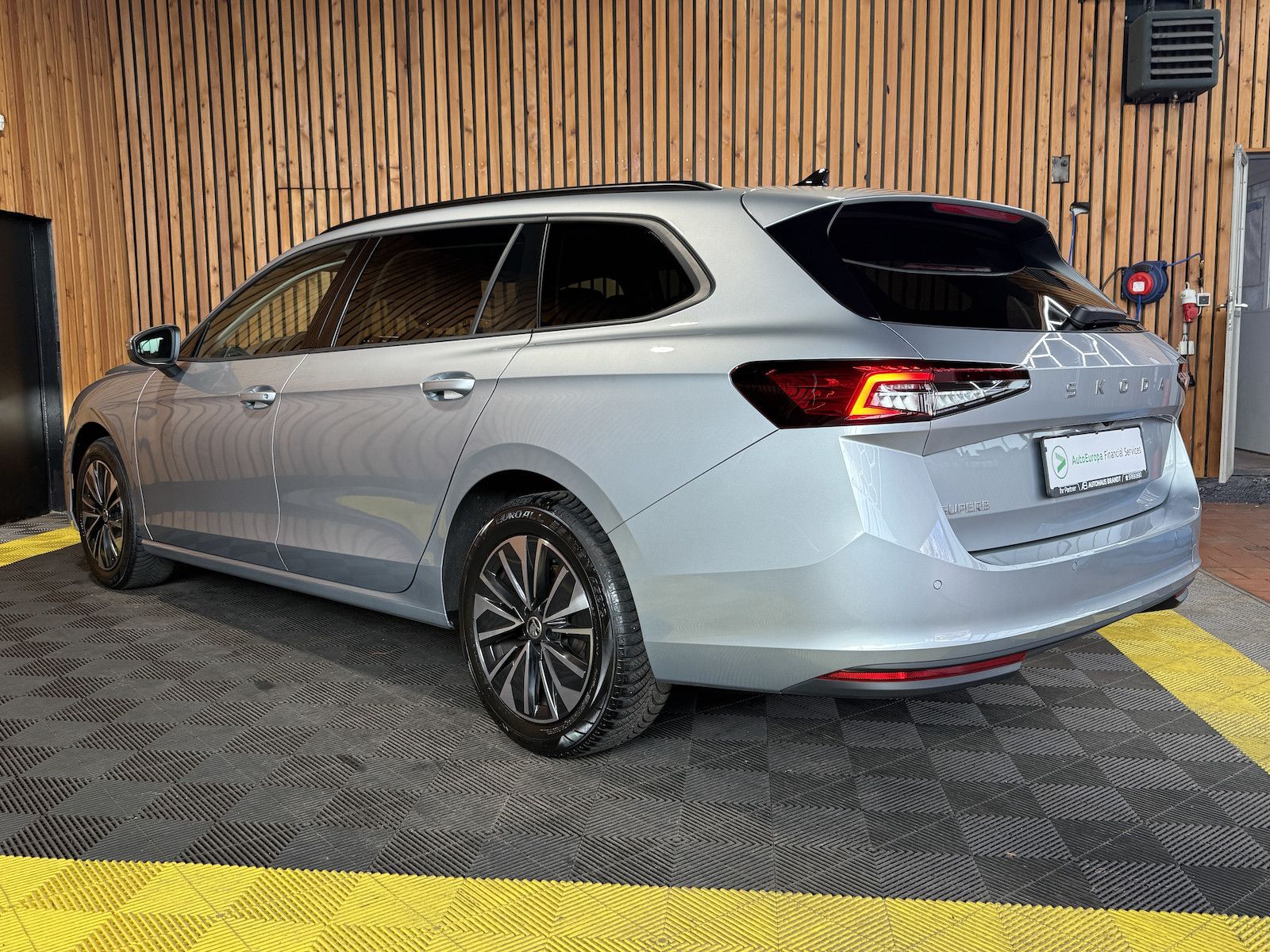 Fahrzeugabbildung SKODA Superb Combi TDI DSG n.Modell *Navi*Kam*AHK*LED*