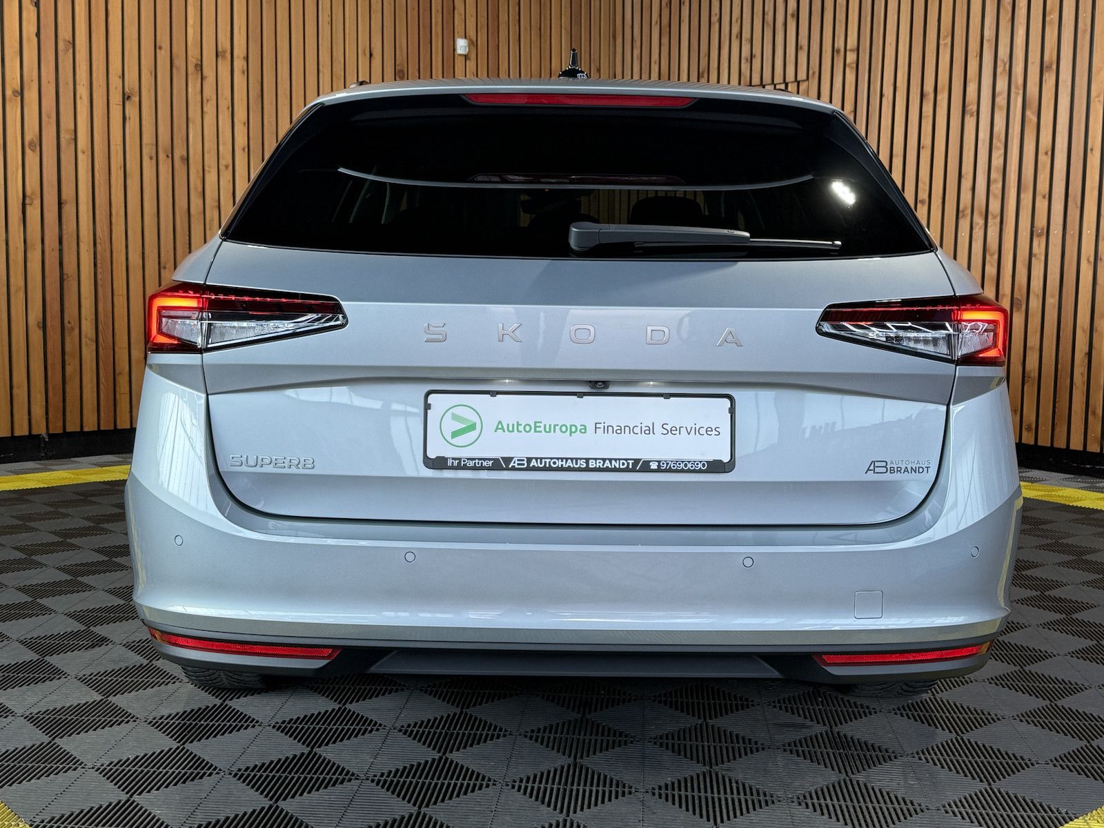 Fahrzeugabbildung SKODA Superb Combi TDI DSG n.Modell *Navi*Kam*AHK*LED*