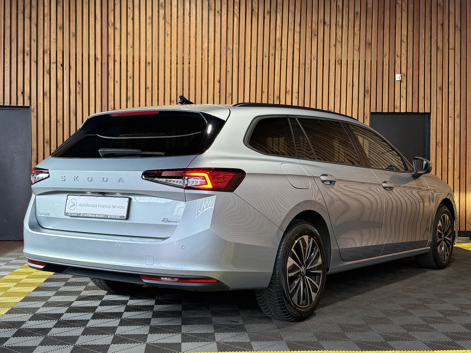 Fahrzeugabbildung SKODA Superb Combi TDI DSG n.Modell *Navi*Kam*AHK*LED*