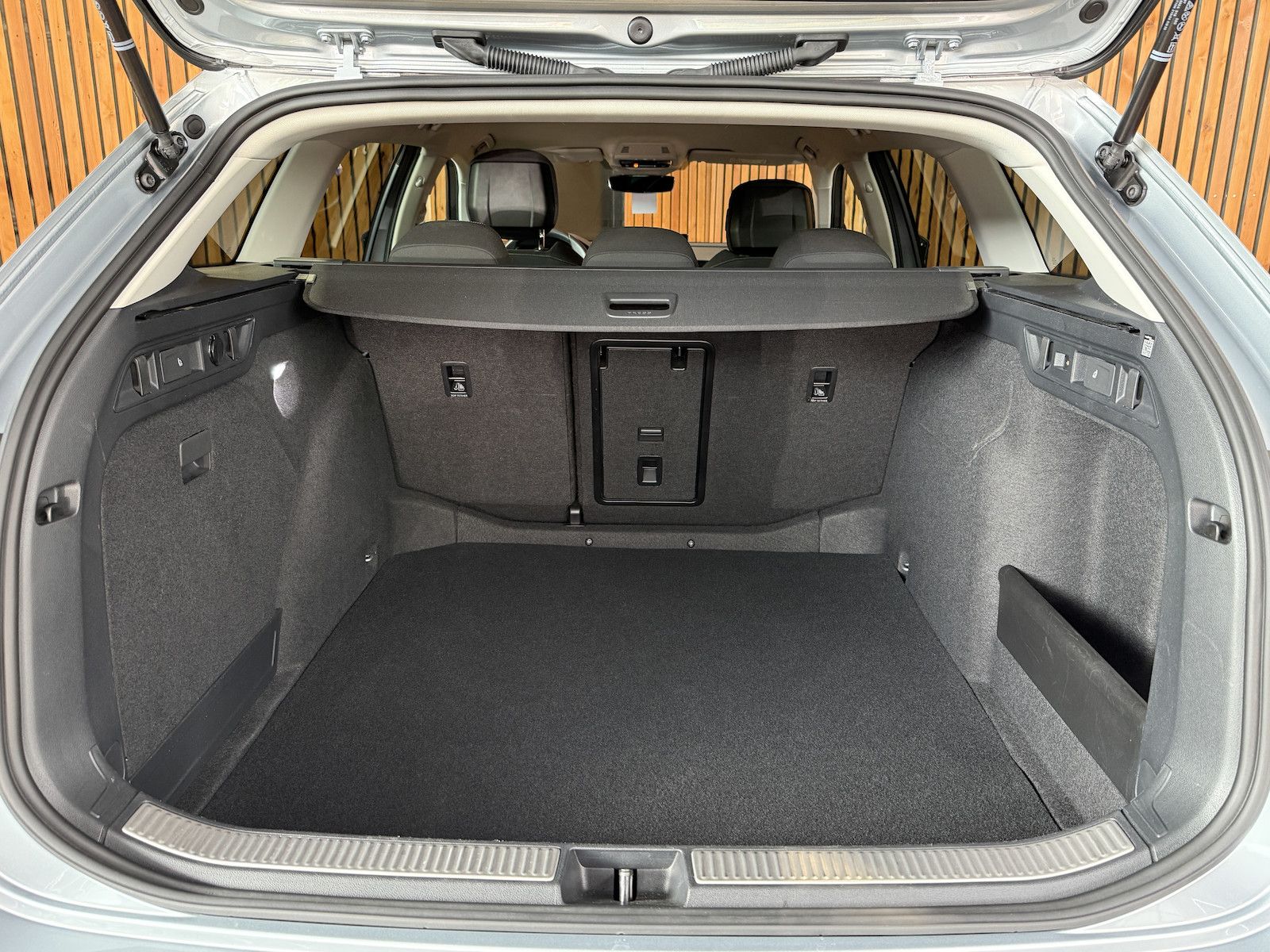 Fahrzeugabbildung SKODA Superb Combi TDI DSG n.Modell *Navi*Kam*AHK*LED*