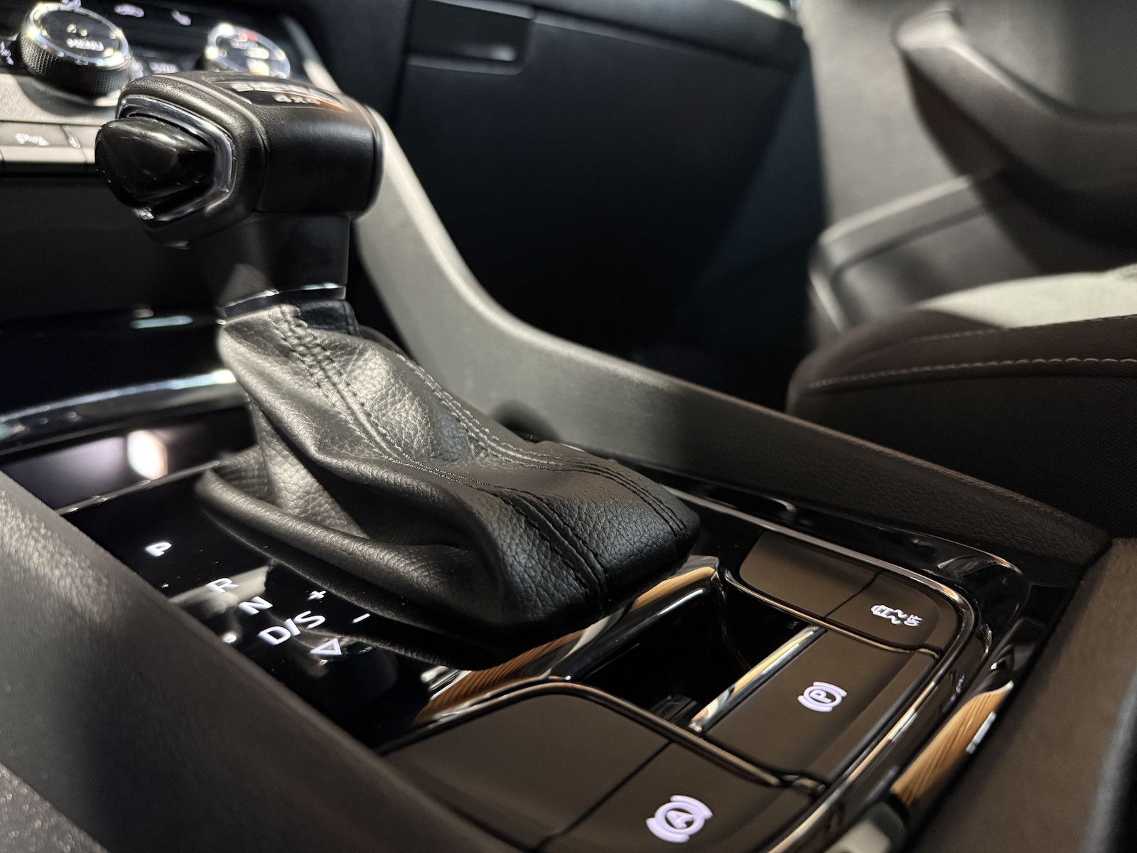 Fahrzeugabbildung SKODA Karoq 2,0 TDI 4x4 DSG *Navi*AHK*Matrix*Kam*Pano