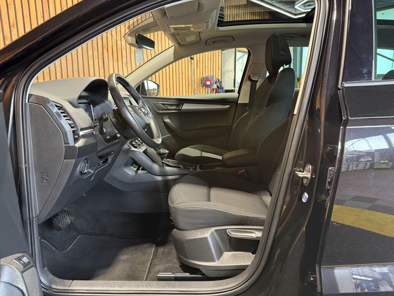 Fahrzeugabbildung SKODA Karoq 2,0 TDI 4x4 DSG *Navi*AHK*Matrix*Kam*Pano