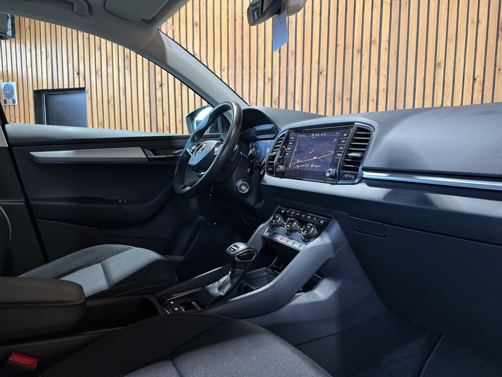 Fahrzeugabbildung SKODA Karoq 2,0 TDI 4x4 DSG *Navi*AHK*Matrix*Kam*Pano