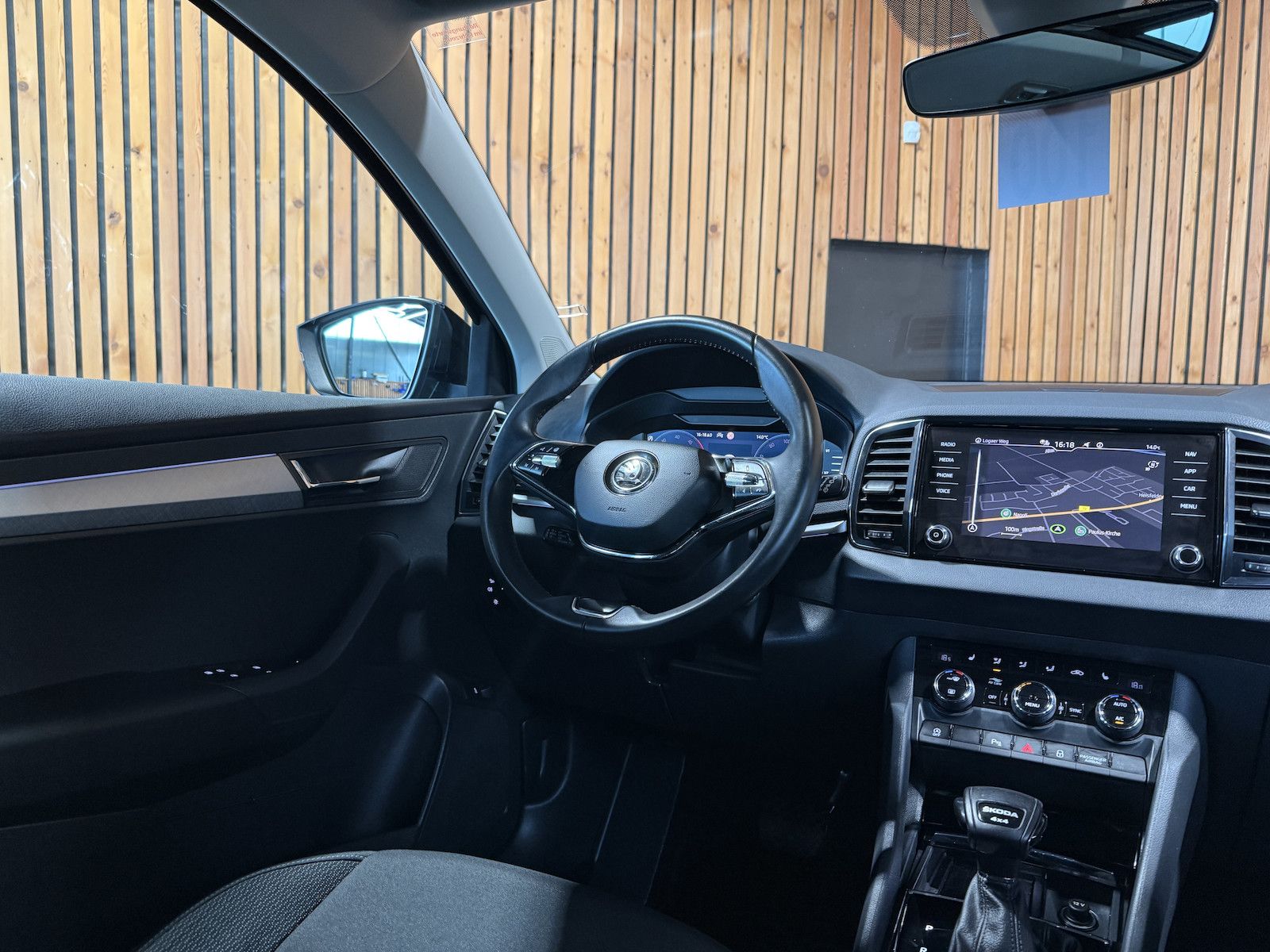 Fahrzeugabbildung SKODA Karoq 2,0 TDI 4x4 DSG *Navi*AHK*Matrix*Kam*Pano