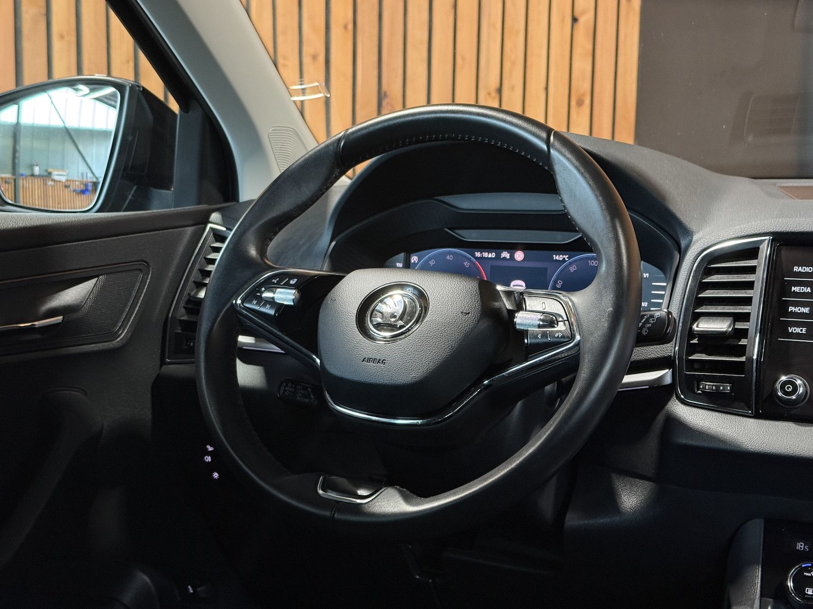 Fahrzeugabbildung SKODA Karoq 2,0 TDI 4x4 DSG *Navi*AHK*Matrix*Kam*Pano