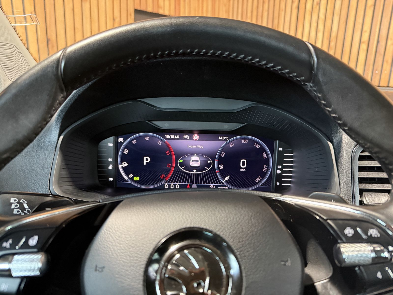 Fahrzeugabbildung SKODA Karoq 2,0 TDI 4x4 DSG *Navi*AHK*Matrix*Kam*Pano