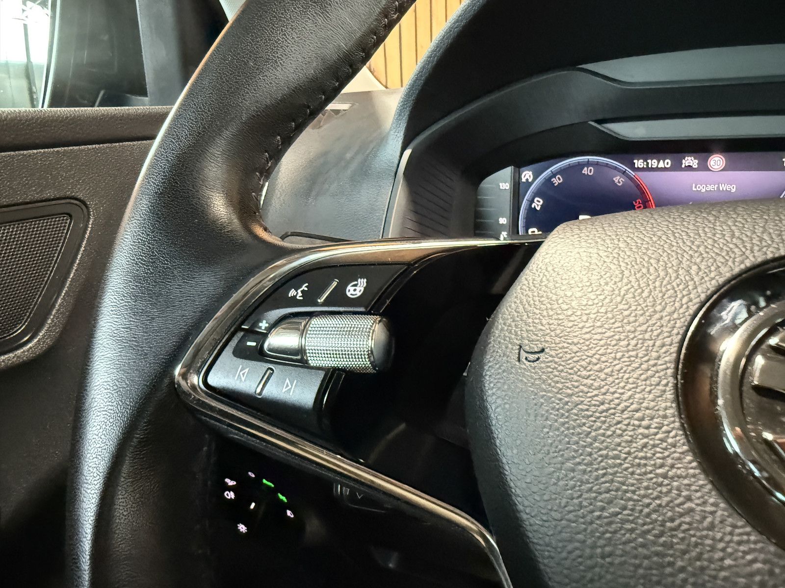Fahrzeugabbildung SKODA Karoq 2,0 TDI 4x4 DSG *Navi*AHK*Matrix*Kam*Pano