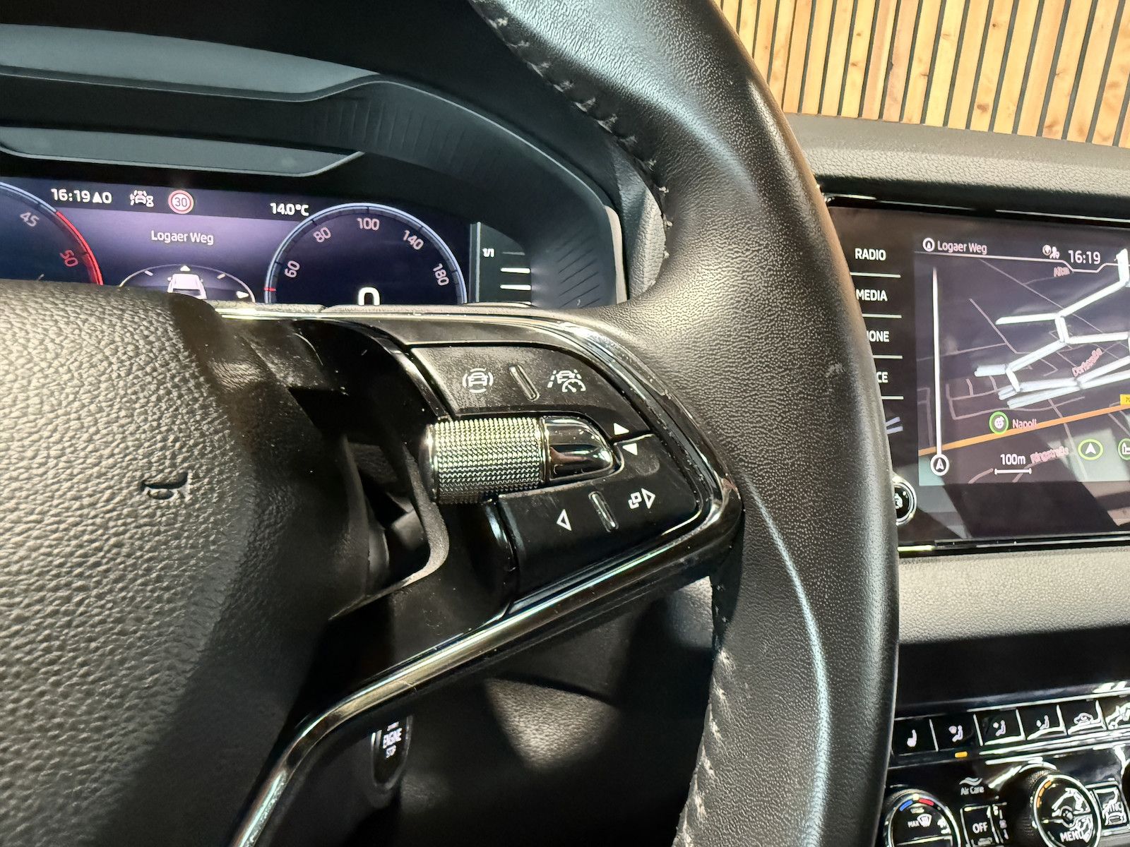 Fahrzeugabbildung SKODA Karoq 2,0 TDI 4x4 DSG *Navi*AHK*Matrix*Kam*Pano