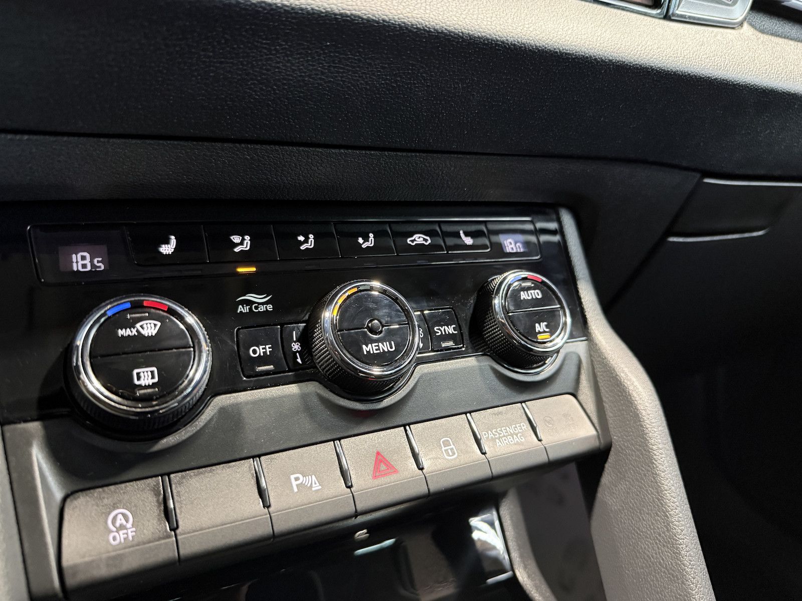 Fahrzeugabbildung SKODA Karoq 2,0 TDI 4x4 DSG *Navi*AHK*Matrix*Kam*Pano