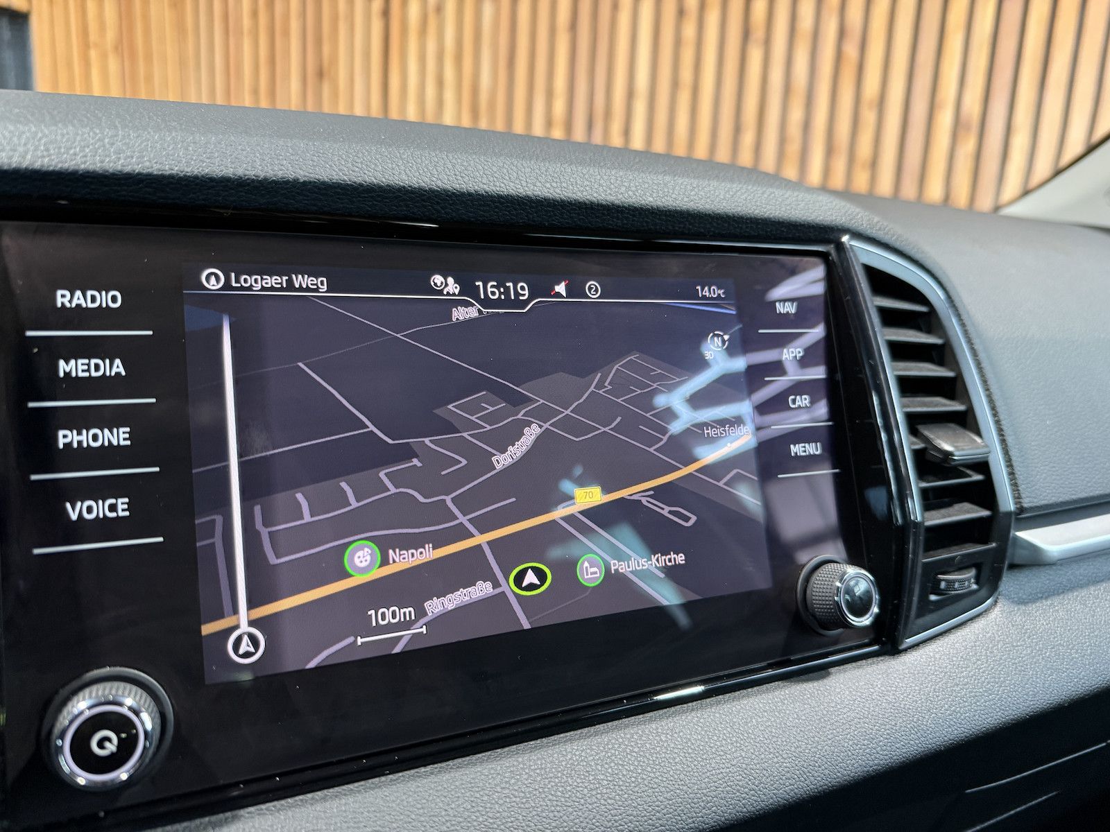 Fahrzeugabbildung SKODA Karoq 2,0 TDI 4x4 DSG *Navi*AHK*Matrix*Kam*Pano