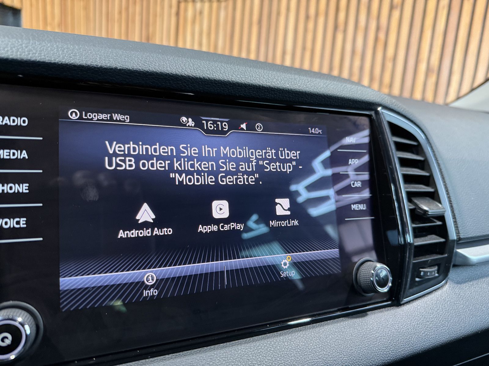Fahrzeugabbildung SKODA Karoq 2,0 TDI 4x4 DSG *Navi*AHK*Matrix*Kam*Pano
