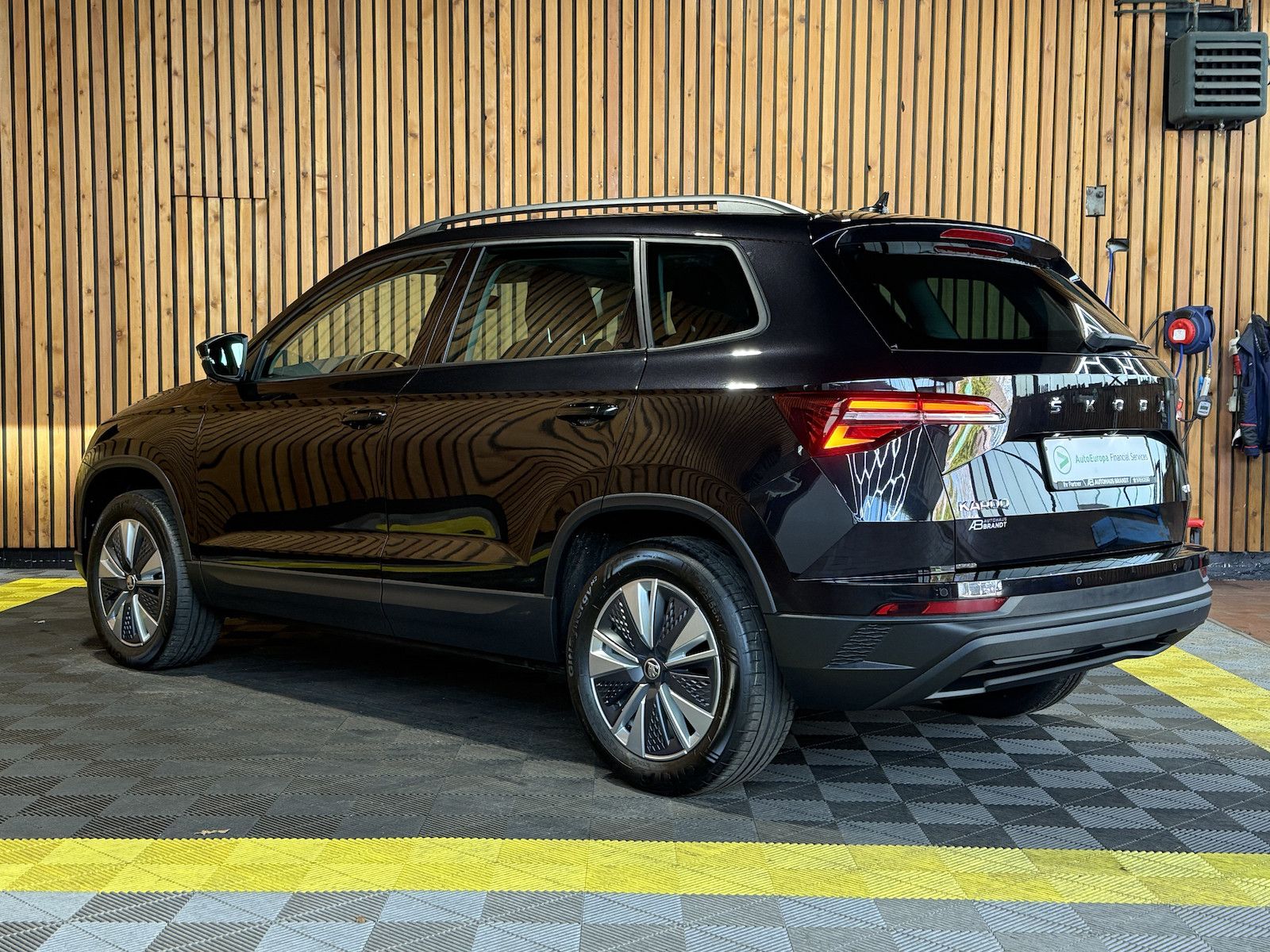 Fahrzeugabbildung SKODA Karoq 2,0 TDI 4x4 DSG *Navi*AHK*Matrix*Kam*Pano