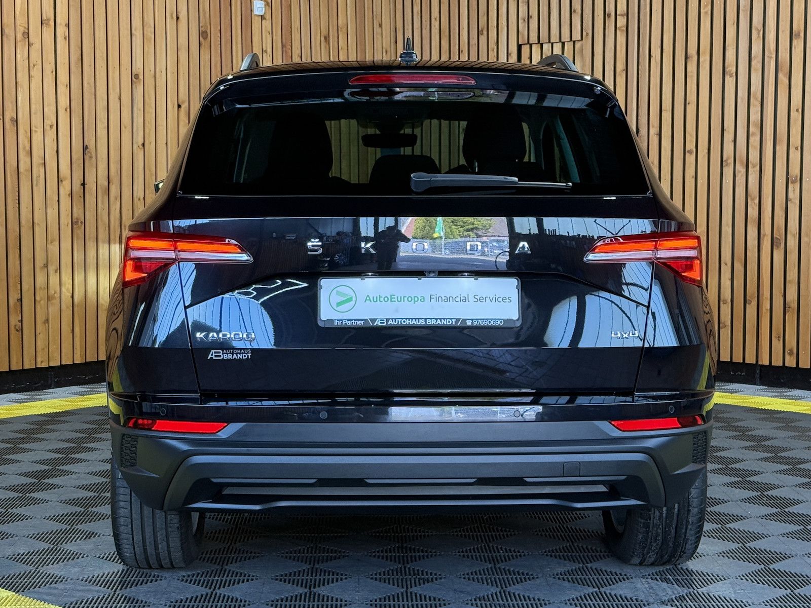 Fahrzeugabbildung SKODA Karoq 2,0 TDI 4x4 DSG *Navi*AHK*Matrix*Kam*Pano