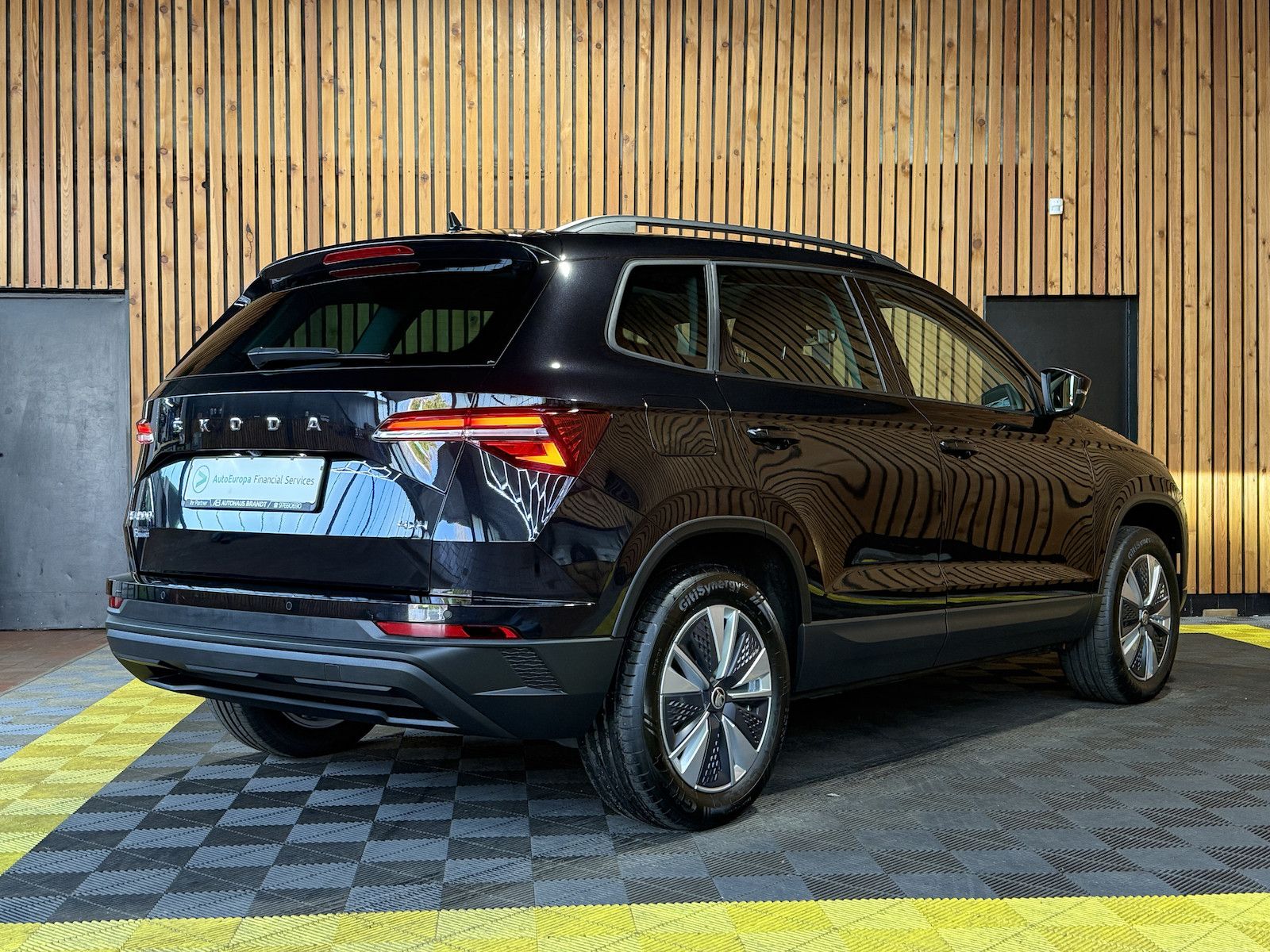 Fahrzeugabbildung SKODA Karoq 2,0 TDI 4x4 DSG *Navi*AHK*Matrix*Kam*Pano