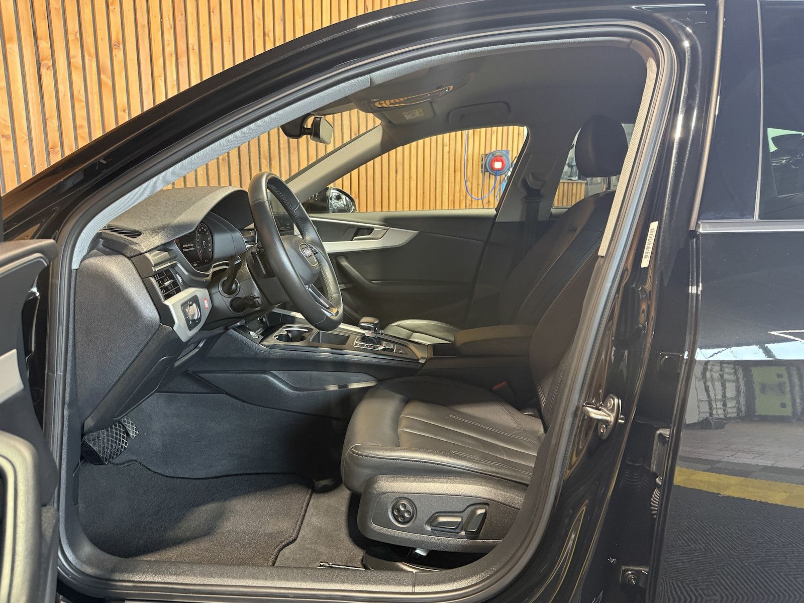 Fahrzeugabbildung Audi A4 Avant adv. TFSI *Navi*Kam*Virtual*Leder*ACC