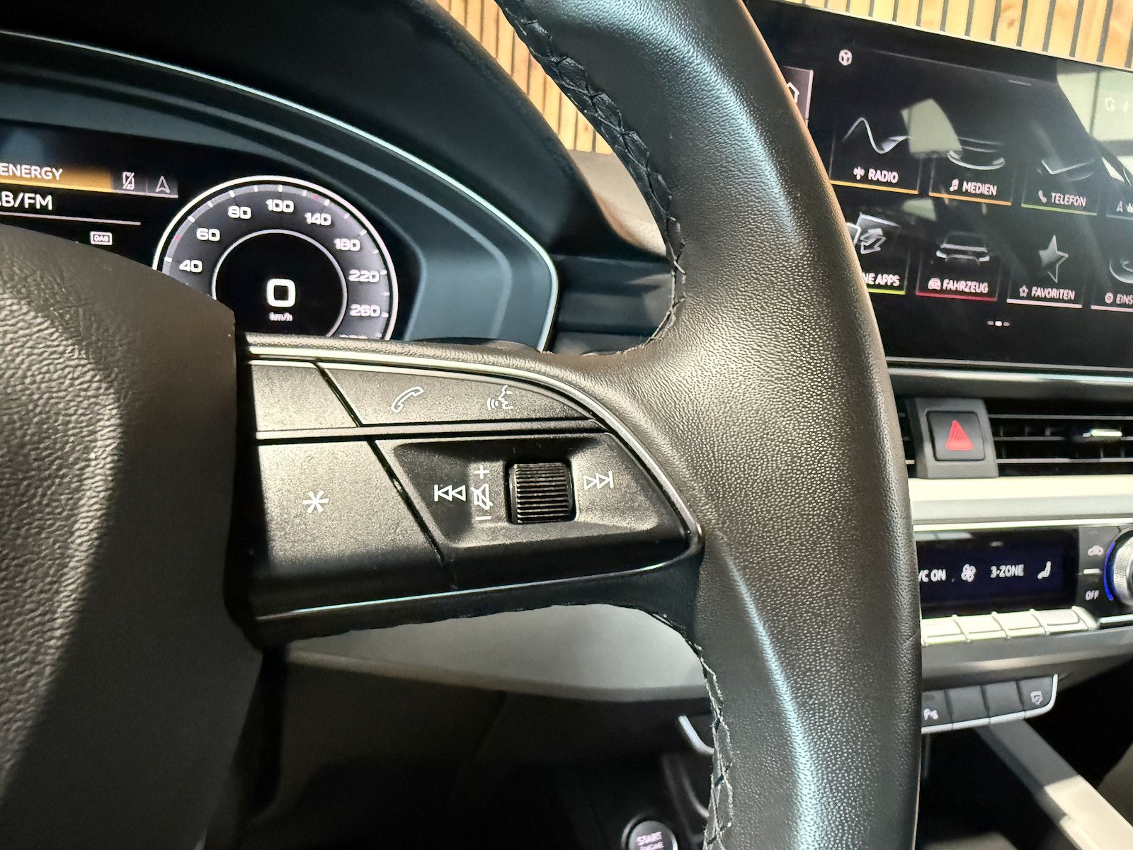 Fahrzeugabbildung Audi A4 Avant adv. TFSI *Navi*Kam*Virtual*Leder*ACC