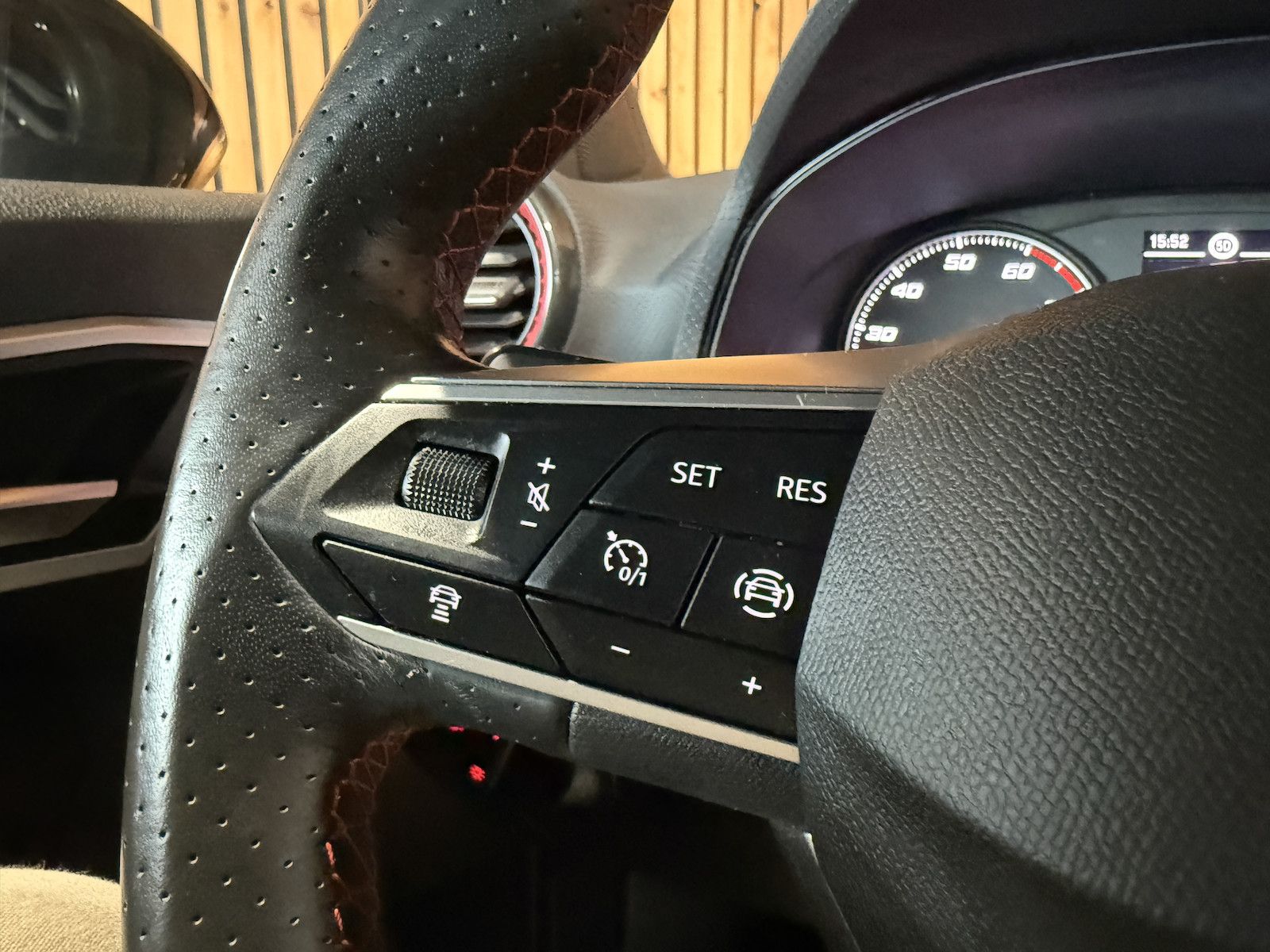 Fahrzeugabbildung SEAT Arona 1,0TSI FR-Line Navi*App*Kamera*ACC*Keyless