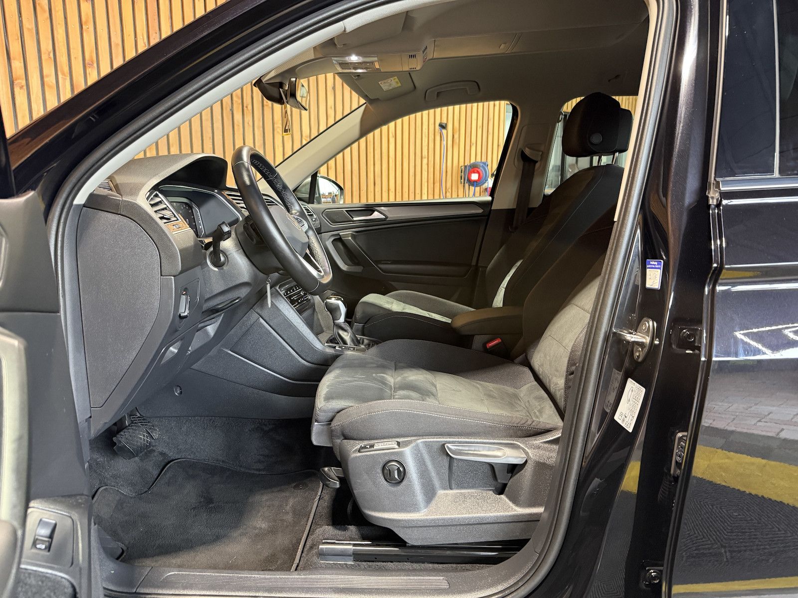 Fahrzeugabbildung Volkswagen Tiguan Allspace 2,0TDI 4M 7-Sitzer*Navi*AHK*LED