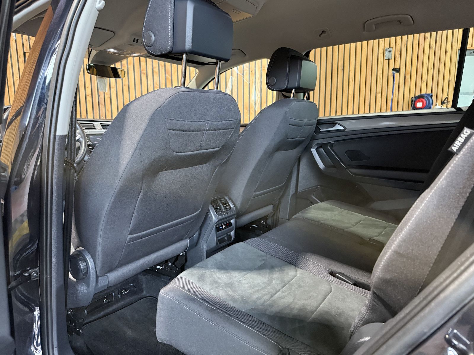 Fahrzeugabbildung Volkswagen Tiguan Allspace 2,0TDI 4M 7-Sitzer*Navi*AHK*LED