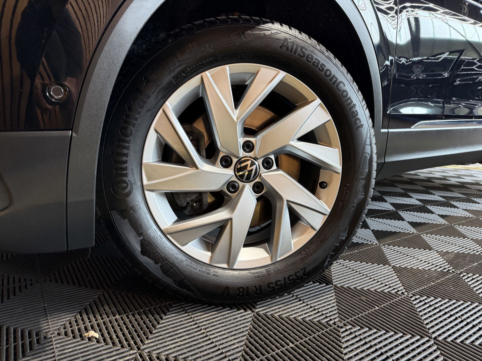Fahrzeugabbildung Volkswagen Tiguan Allspace 2,0TDI 4M 7-Sitzer*Navi*AHK*LED