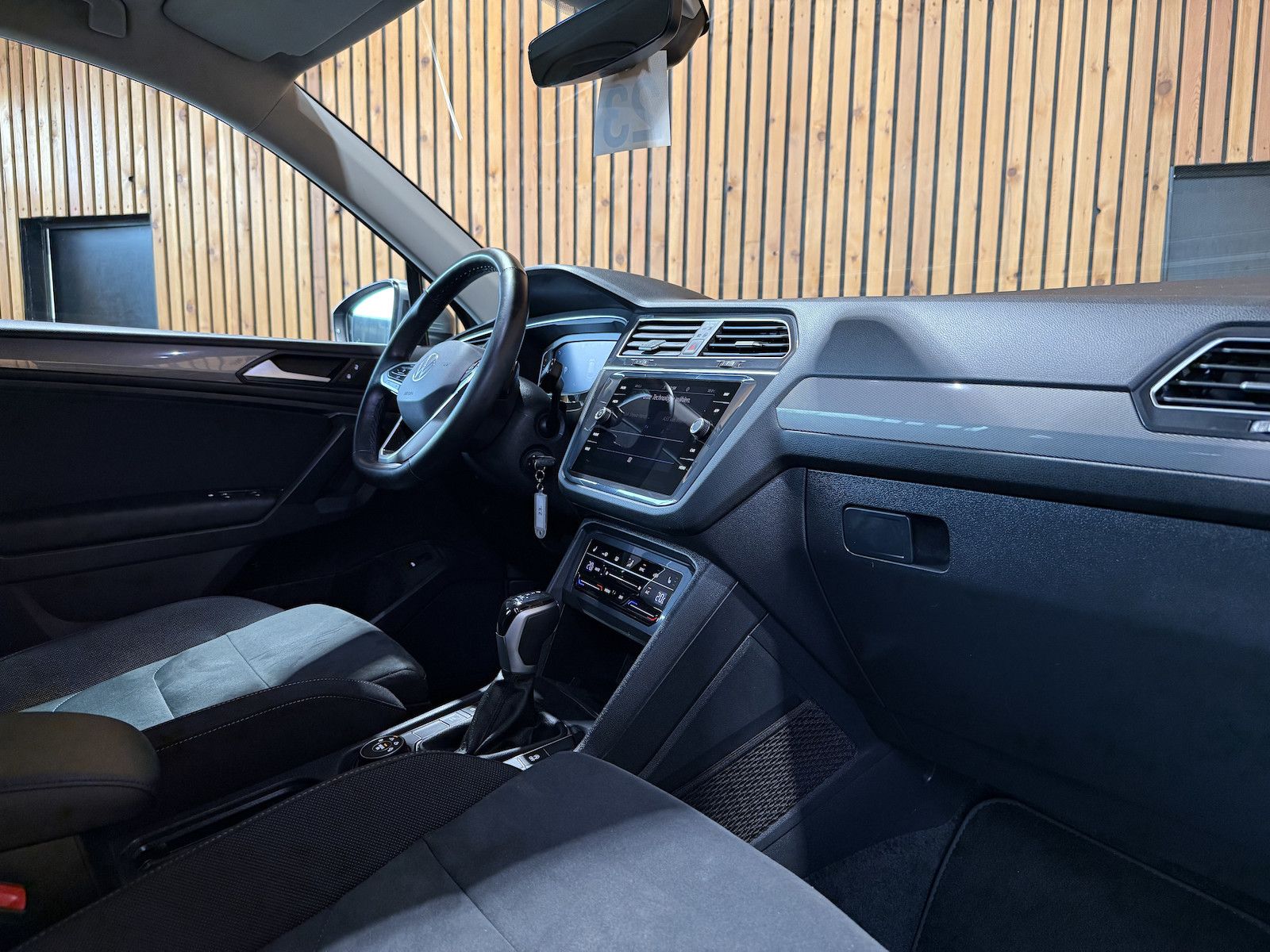 Fahrzeugabbildung Volkswagen Tiguan Allspace 2,0TDI 4M 7-Sitzer*Navi*AHK*LED