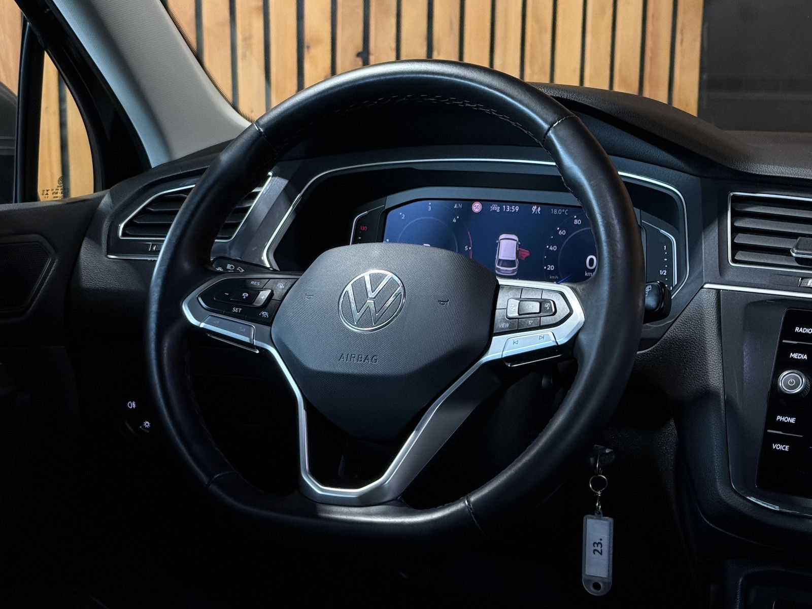 Fahrzeugabbildung Volkswagen Tiguan Allspace 2,0TDI 4M 7-Sitzer*Navi*AHK*LED