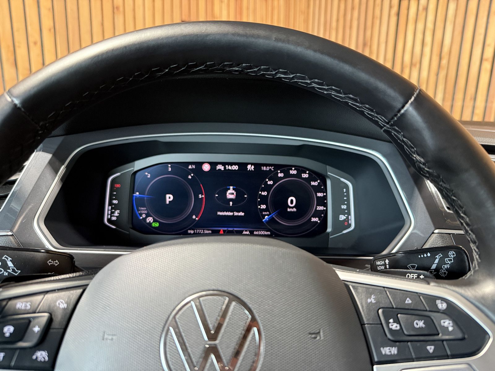 Fahrzeugabbildung Volkswagen Tiguan Allspace 2,0TDI 4M 7-Sitzer*Navi*AHK*LED
